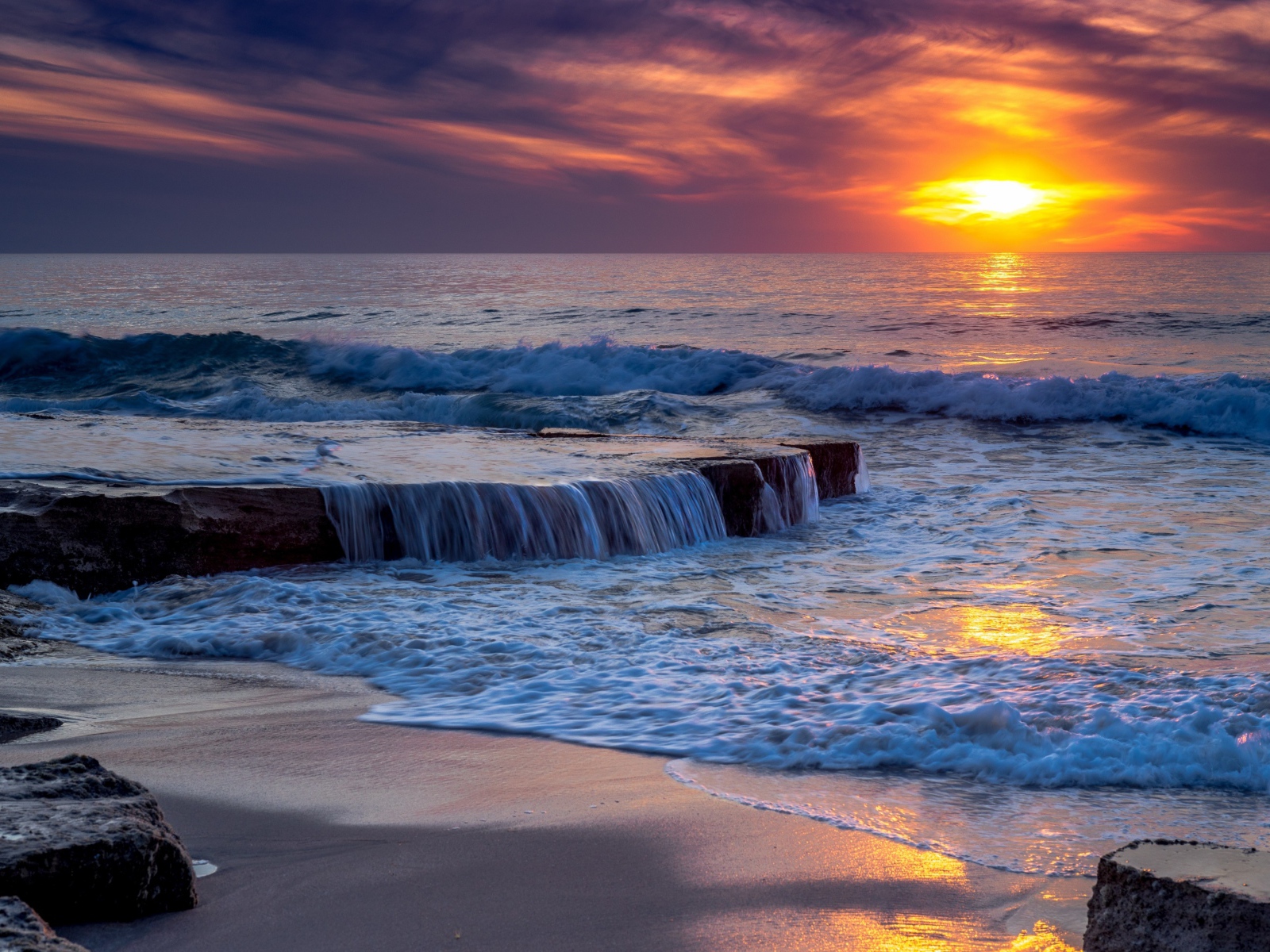 Бушующие волны океана на закате 