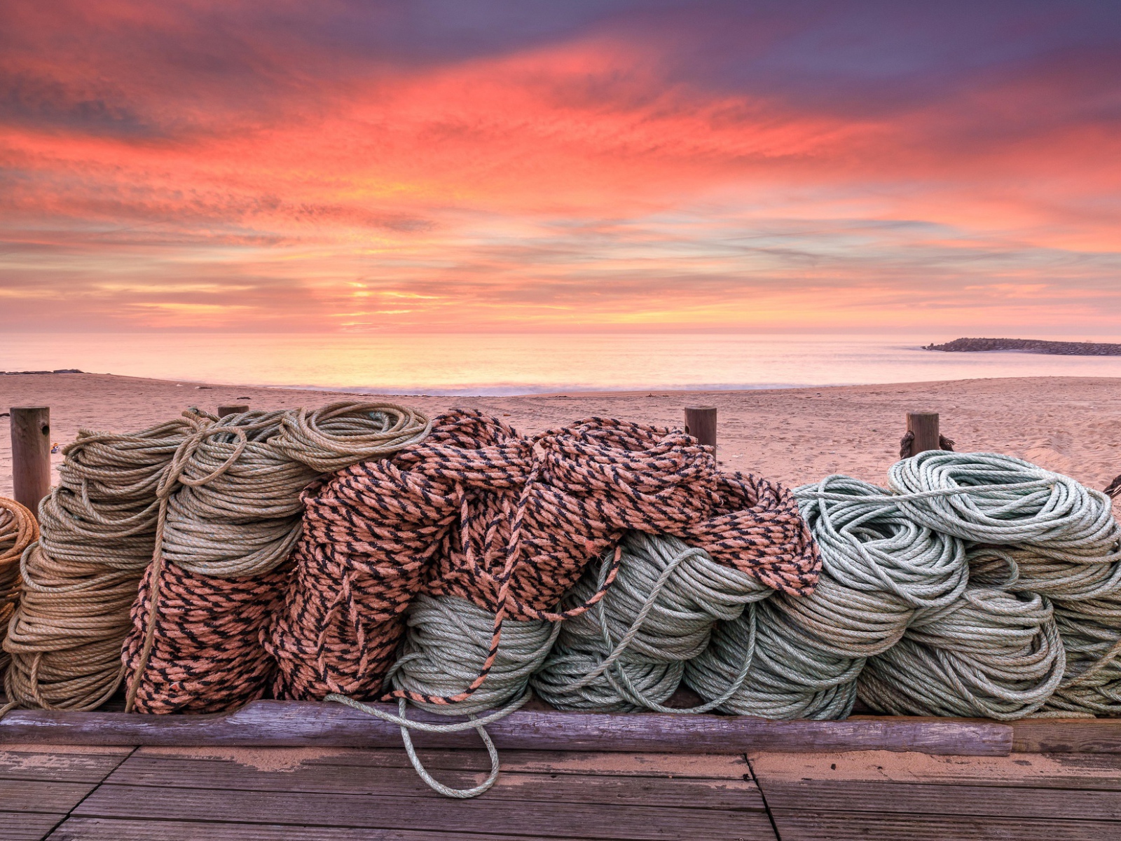 Канаты на деревянном мосту на фоне заката 
