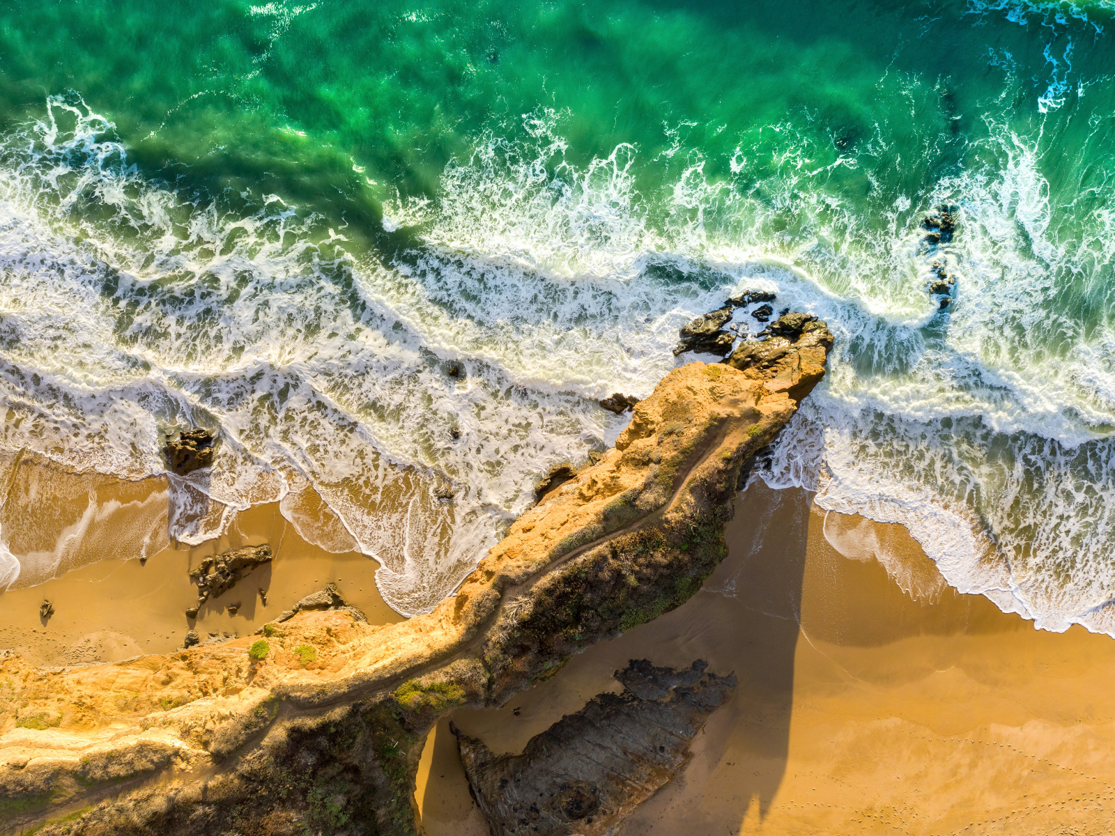 Белые волны океана на песке на береговой линии