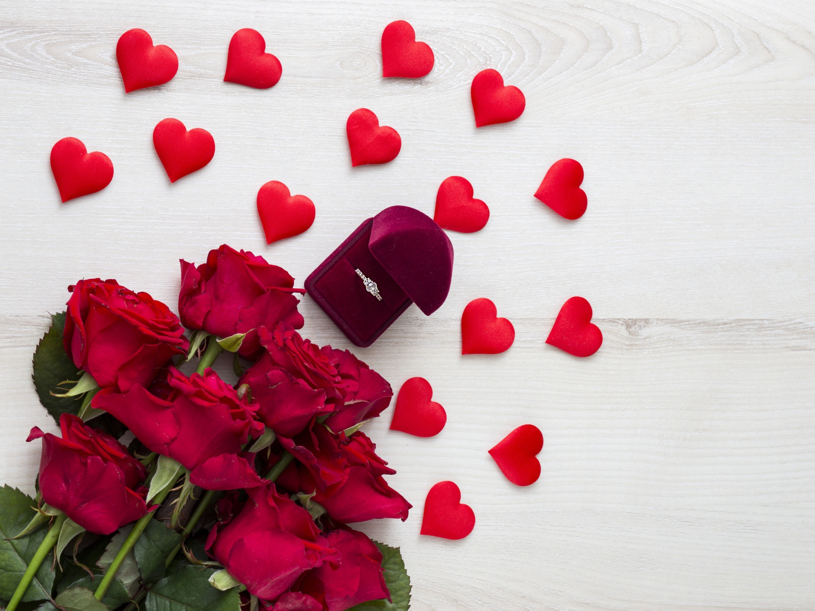 Букет красных роз с красными сердечками и коробочкой с кольцом