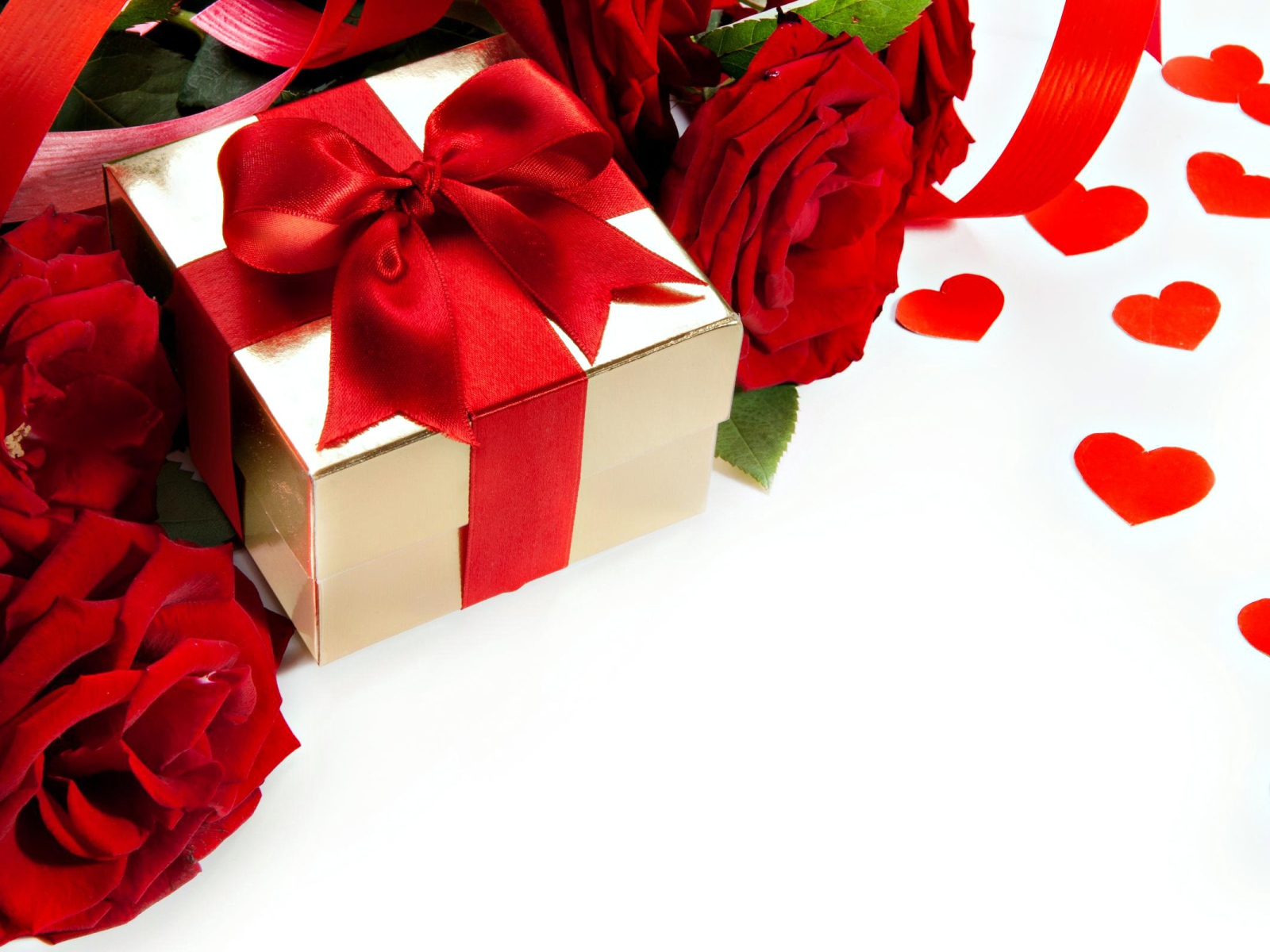 Подарок с красным бантом на белом фоне с красными розами и сердечками