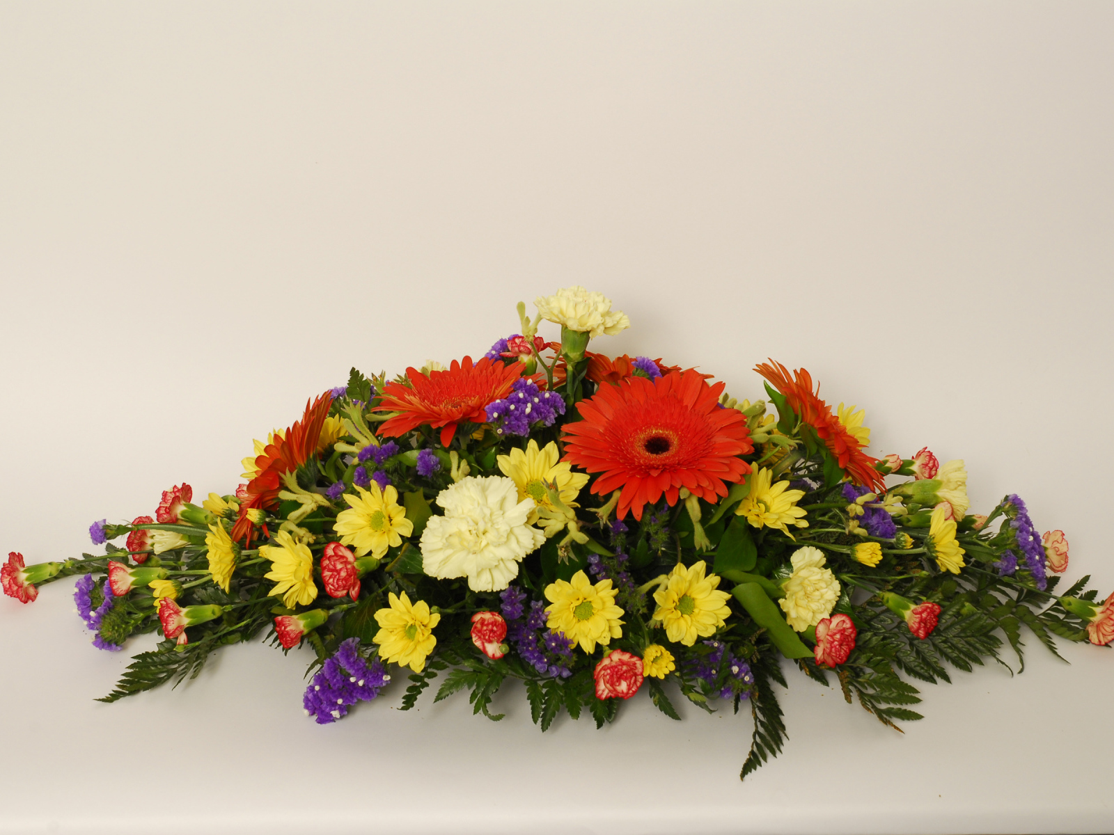 Букет разных разноцветных цветов на сером фоне