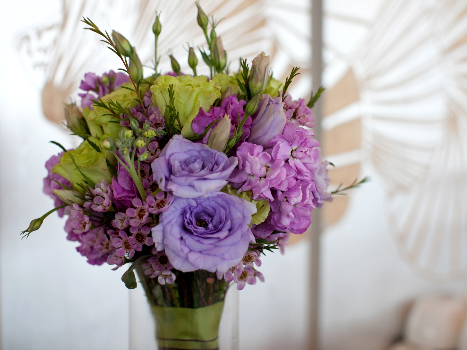 Букет эустомы в вазе крупным планом