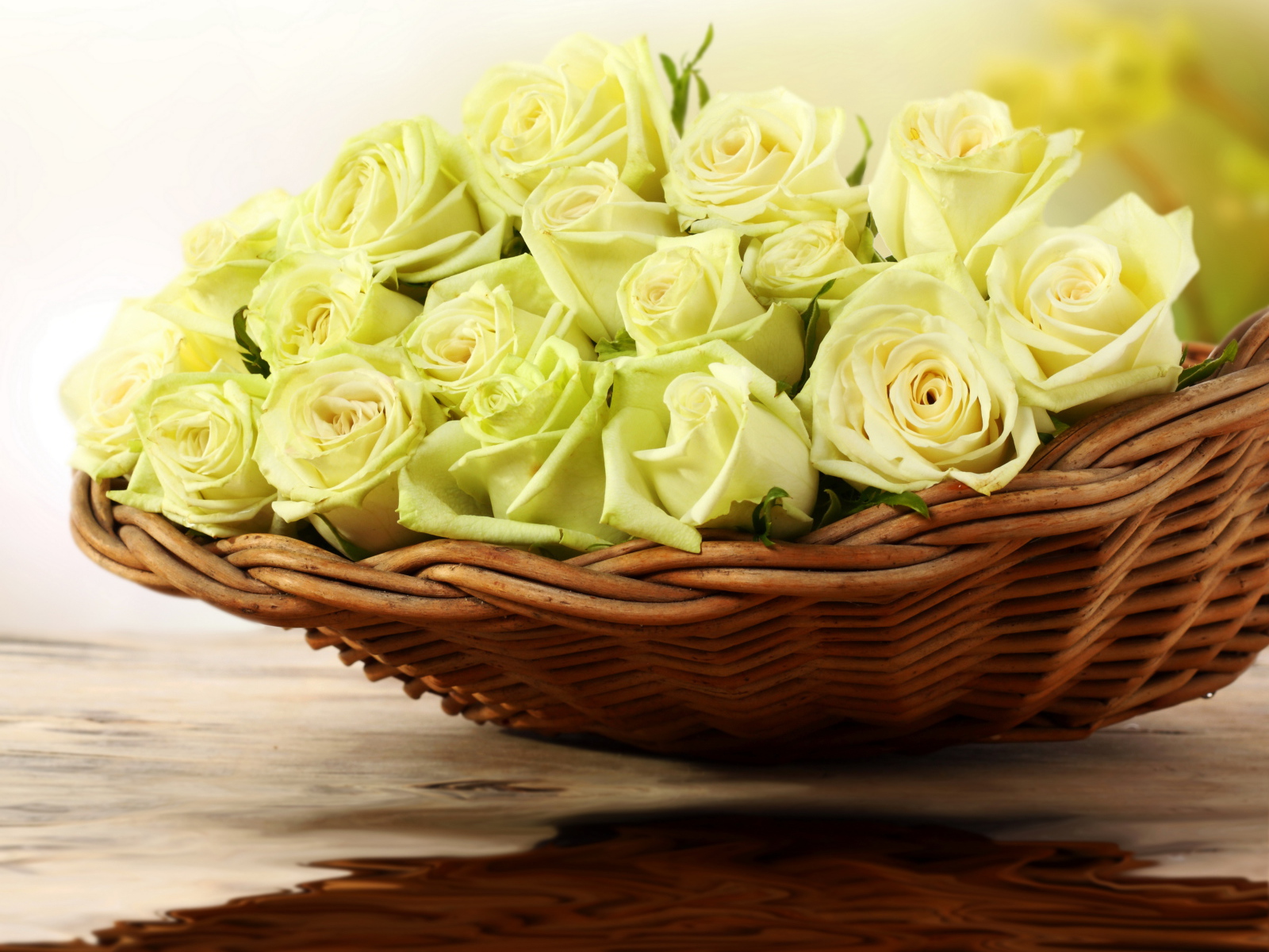 Букет белых роз в плетеной корзине