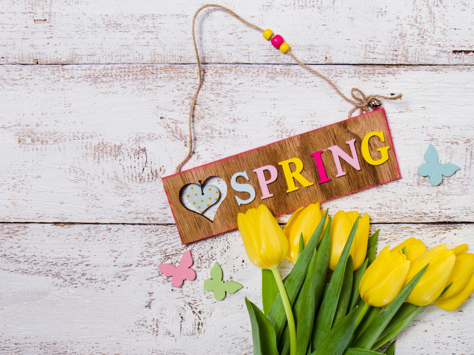 Букет желтых тюльпанов на деревянном фоне с надписью Весна 