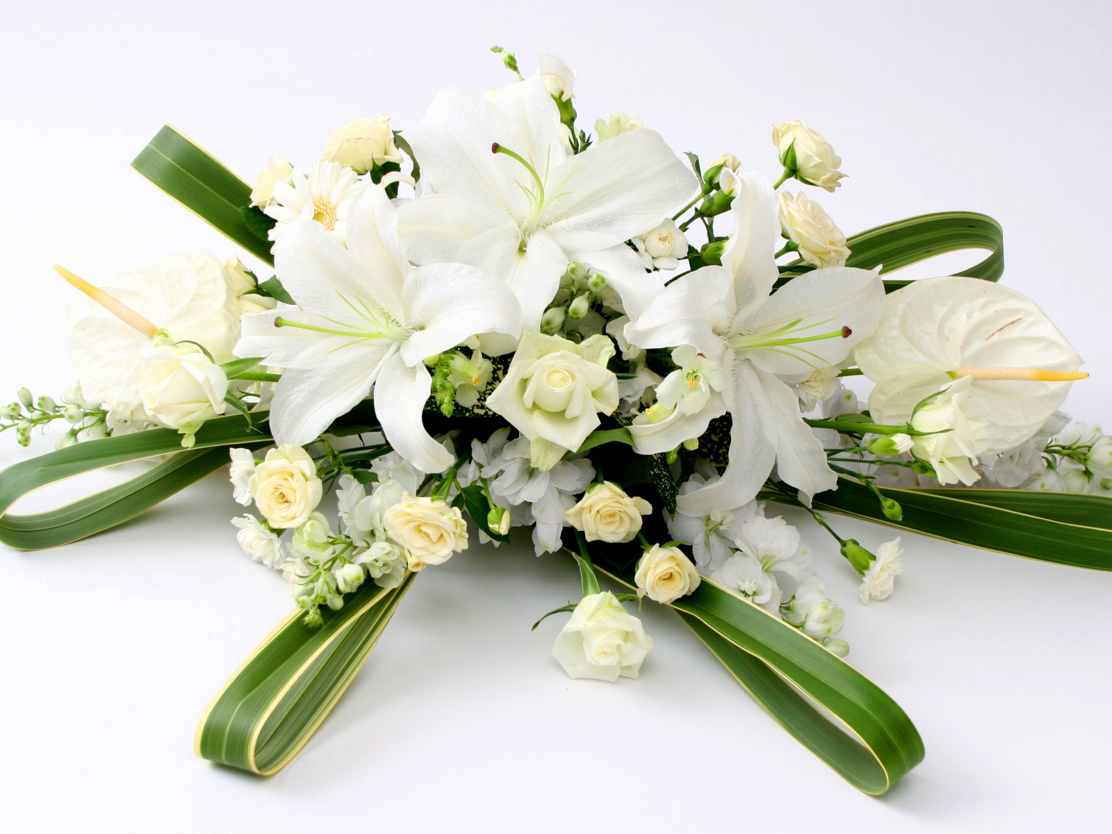 Букет с белыми розами, каллами, гвоздиками  и лилиями 