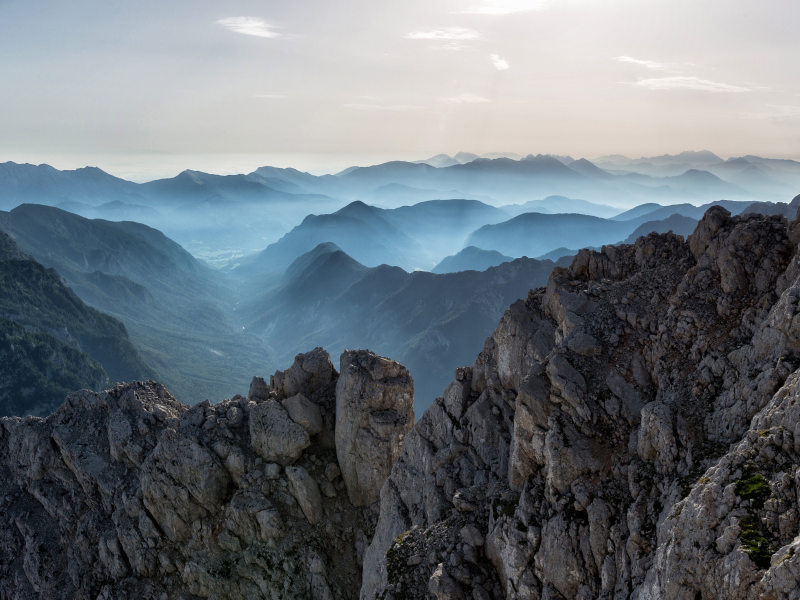 Покрытые утренним туманом скалы 