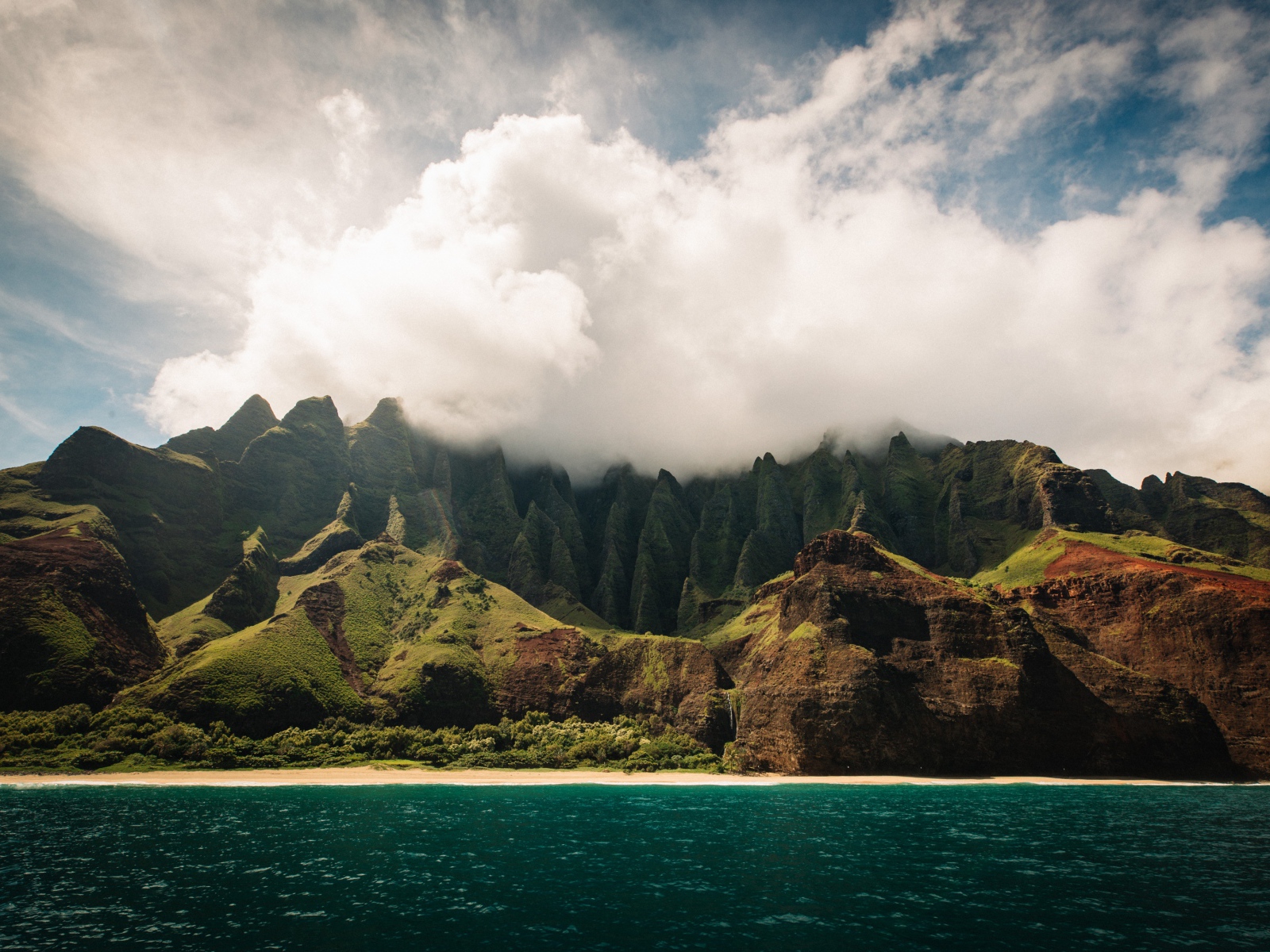 Белые облака окутывают вершину горы у озера