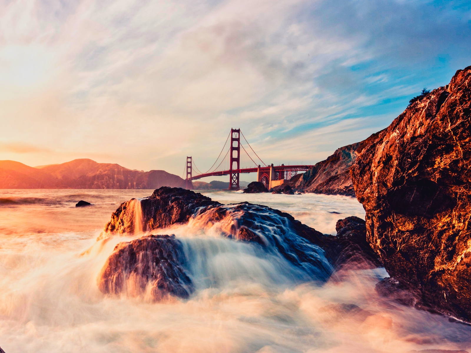 Мост Золотые Ворота над быстрой рекой в лучах солнца