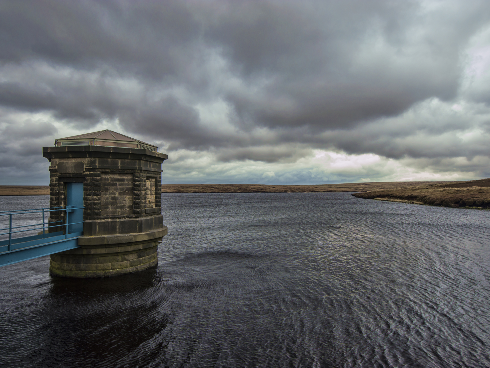 Башня в озере под пасмурным небом