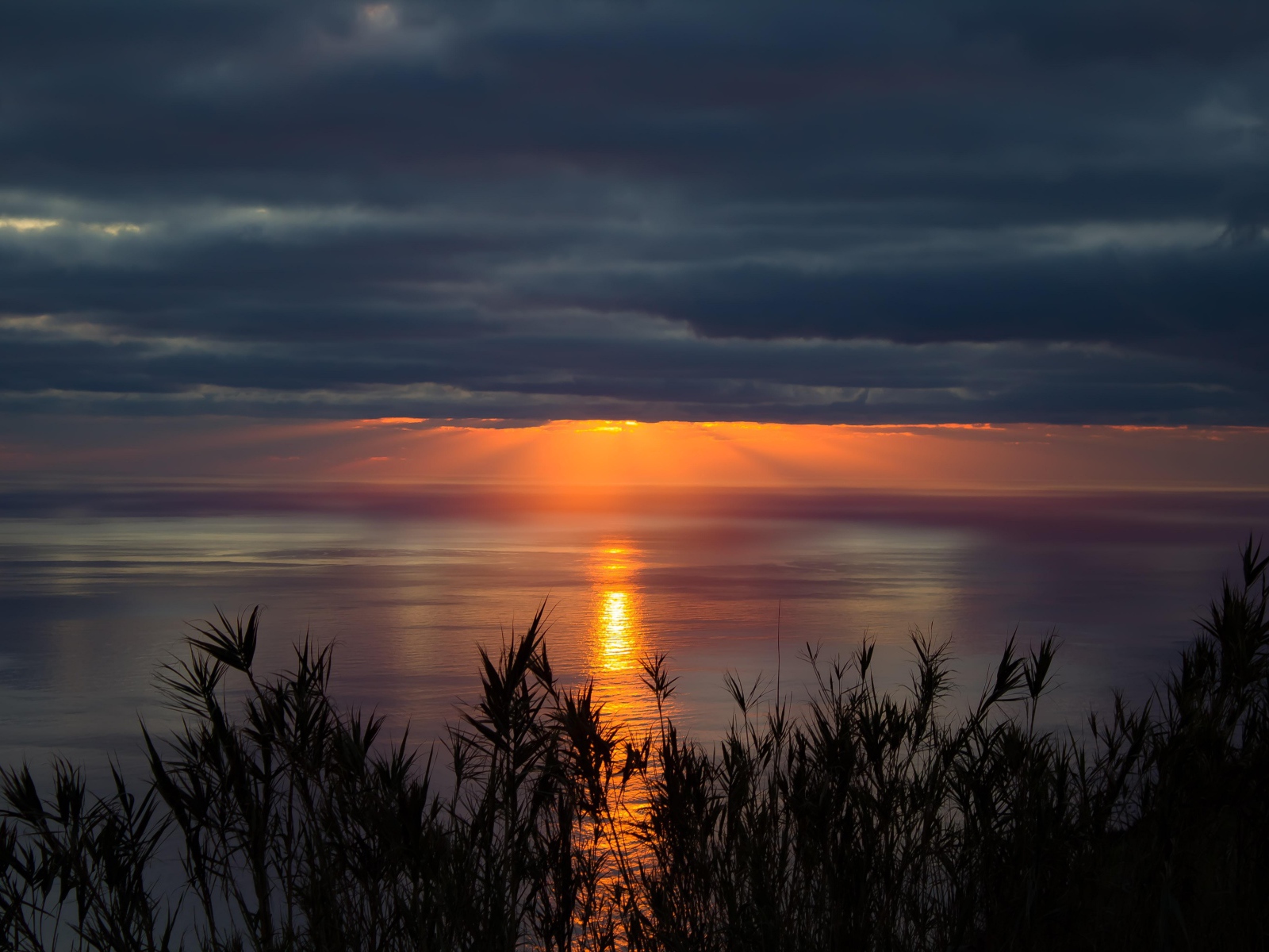 Красивый закат солнца в пасмурном небе 
