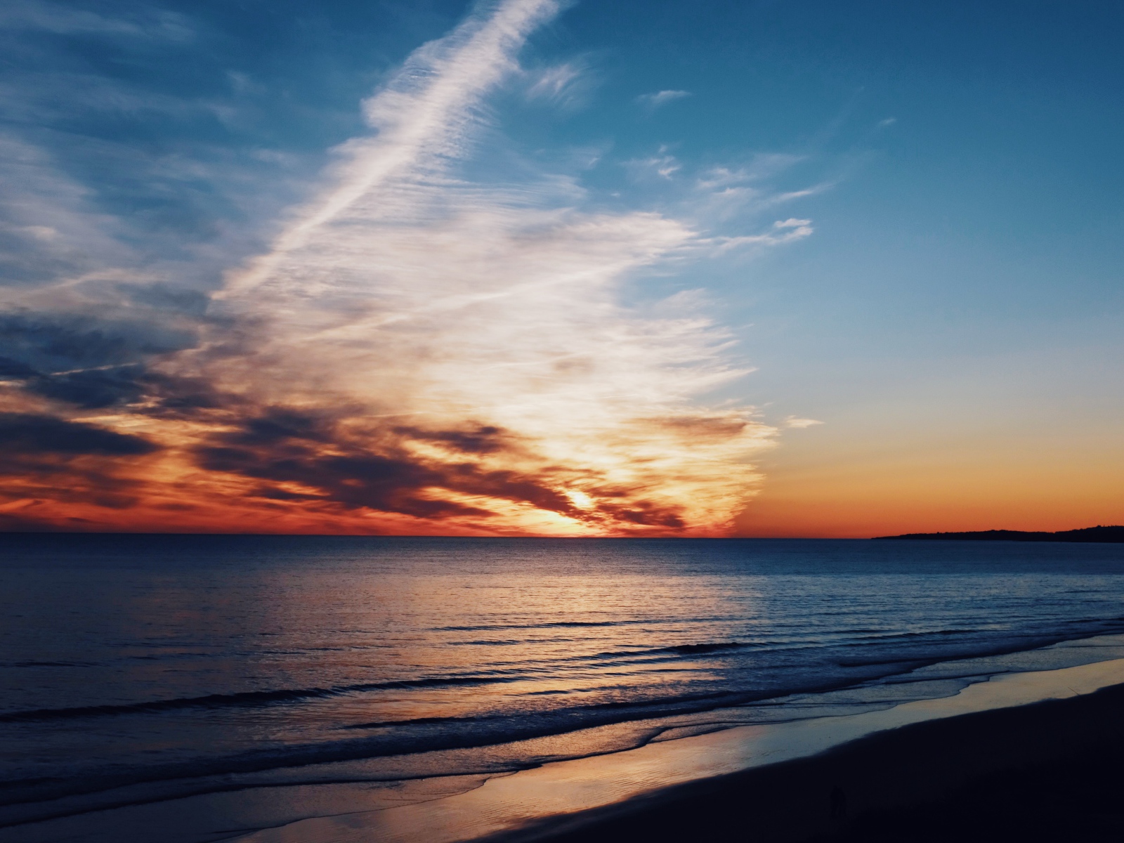 Красивый закат в небе над спокойным морем 