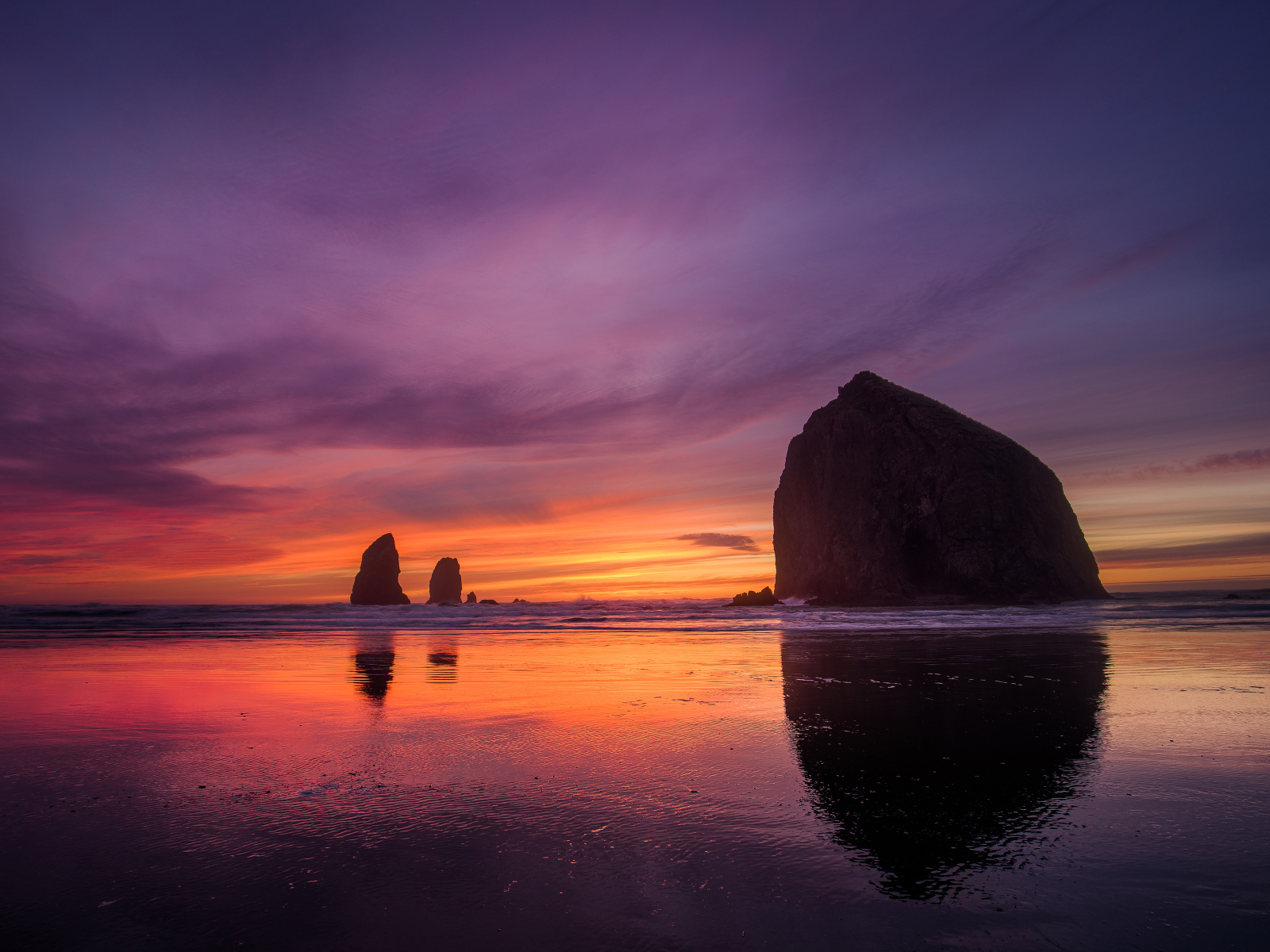 Закат яркого солнца на горизонте в море