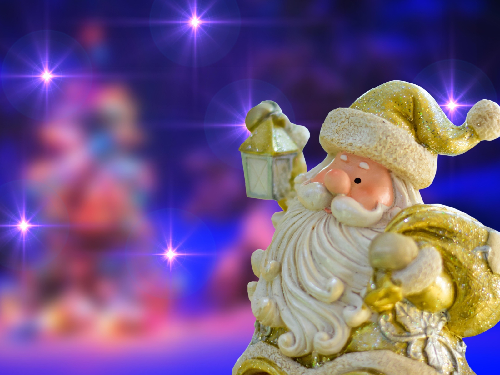 Фигурка деда Мороза на неоновом фоне