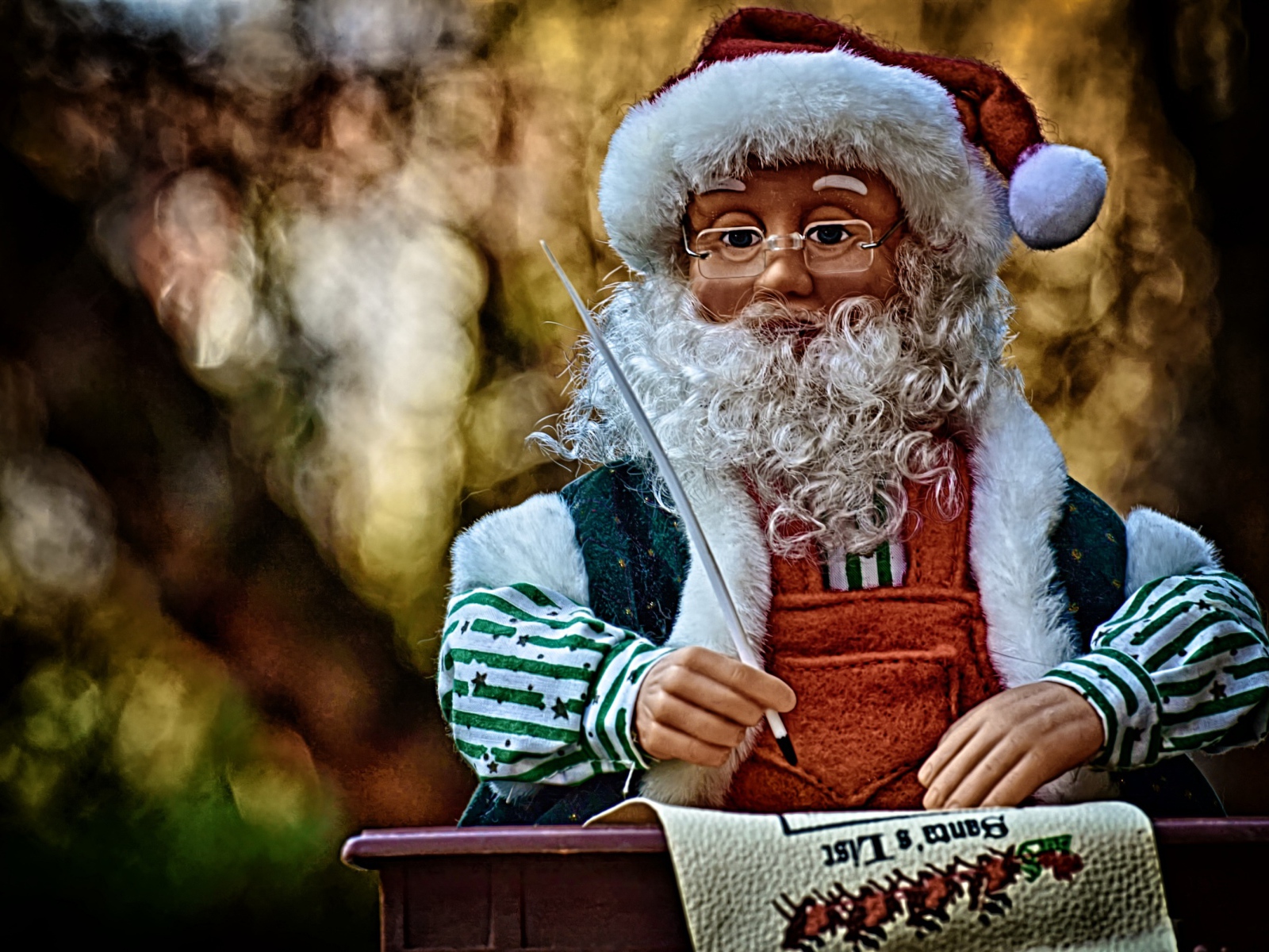 Игрушка Деда Мороза крупным планом