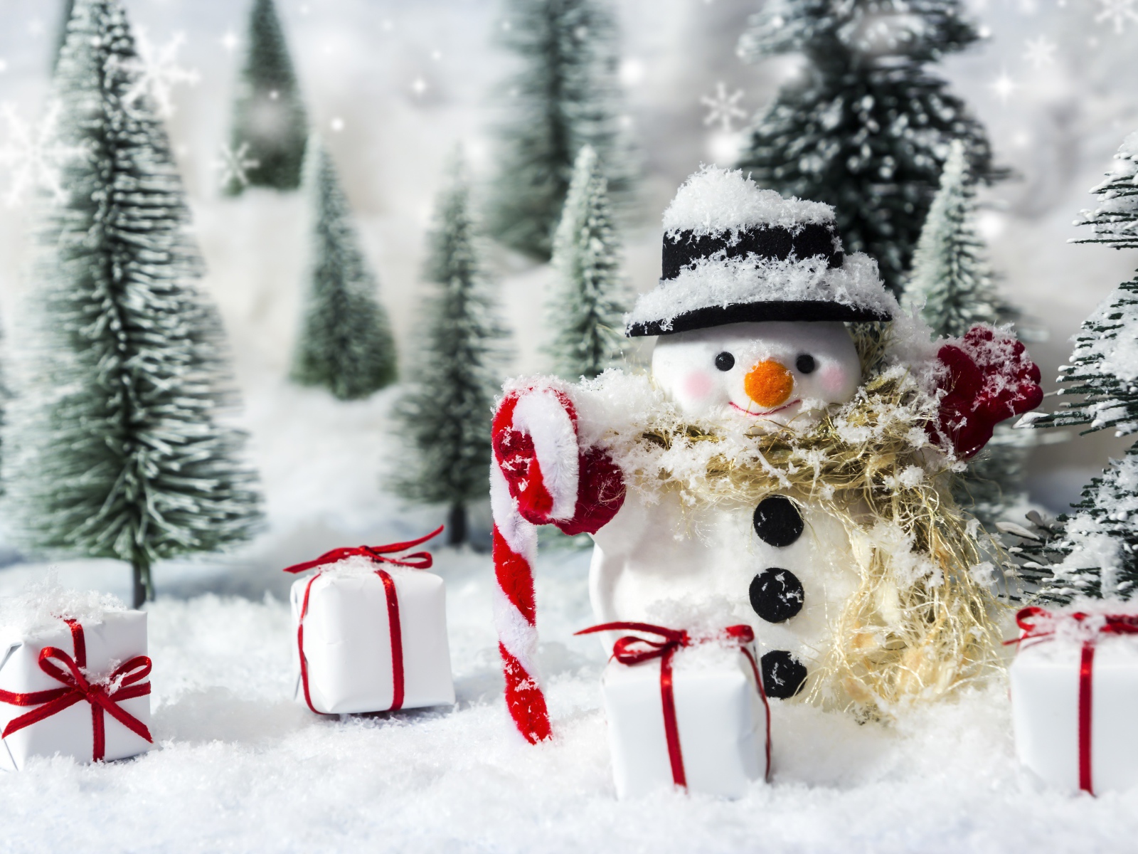 Снеговик с подарками и елками на снегу