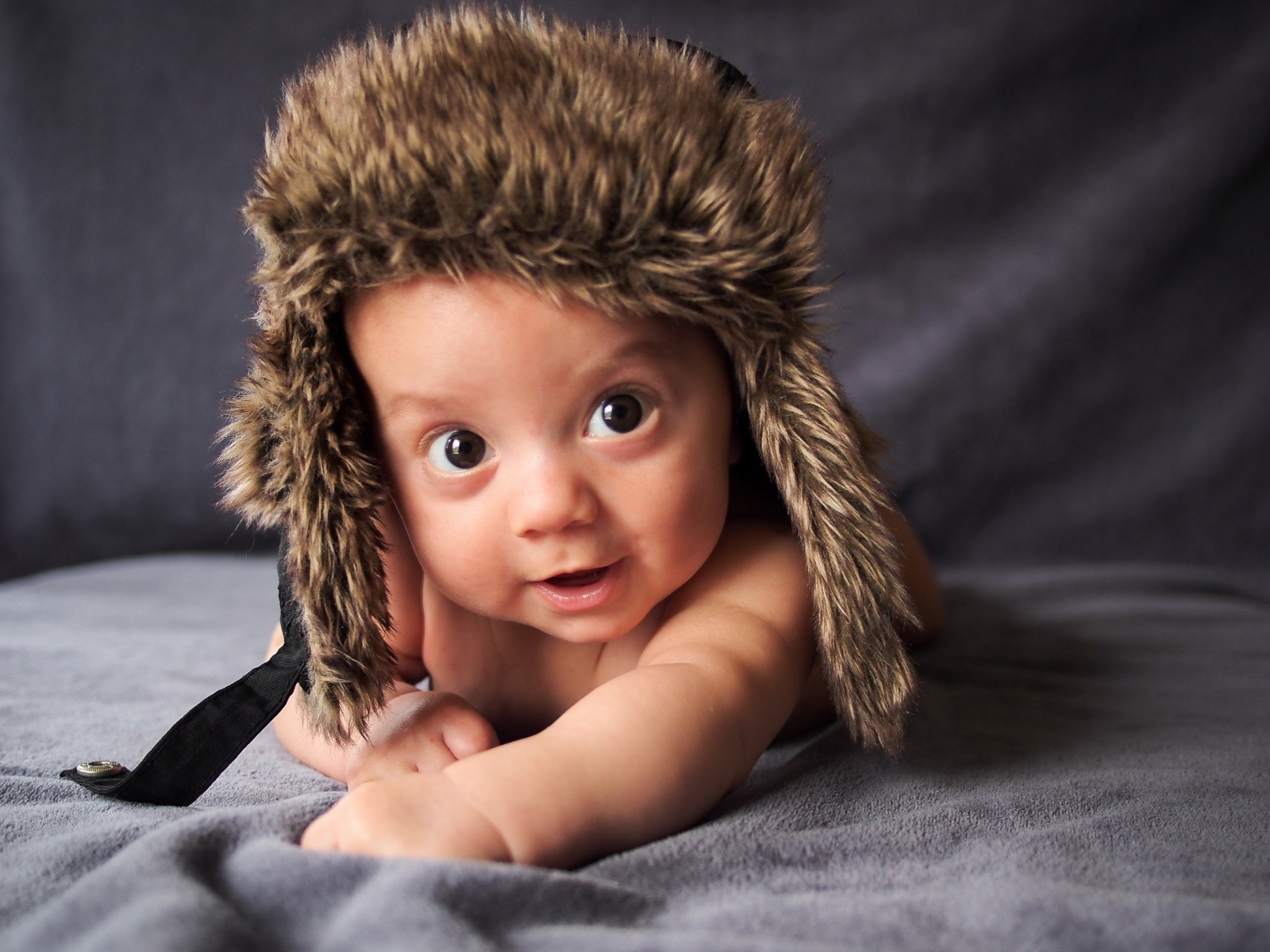 Маленький кареглазый ребенок в теплой шапке