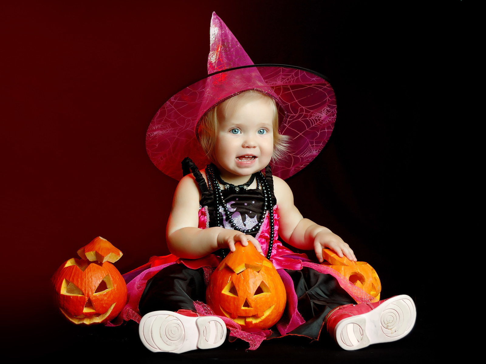 Маленькая девочка с тыквой в костюме на праздник Хэллоуин 
