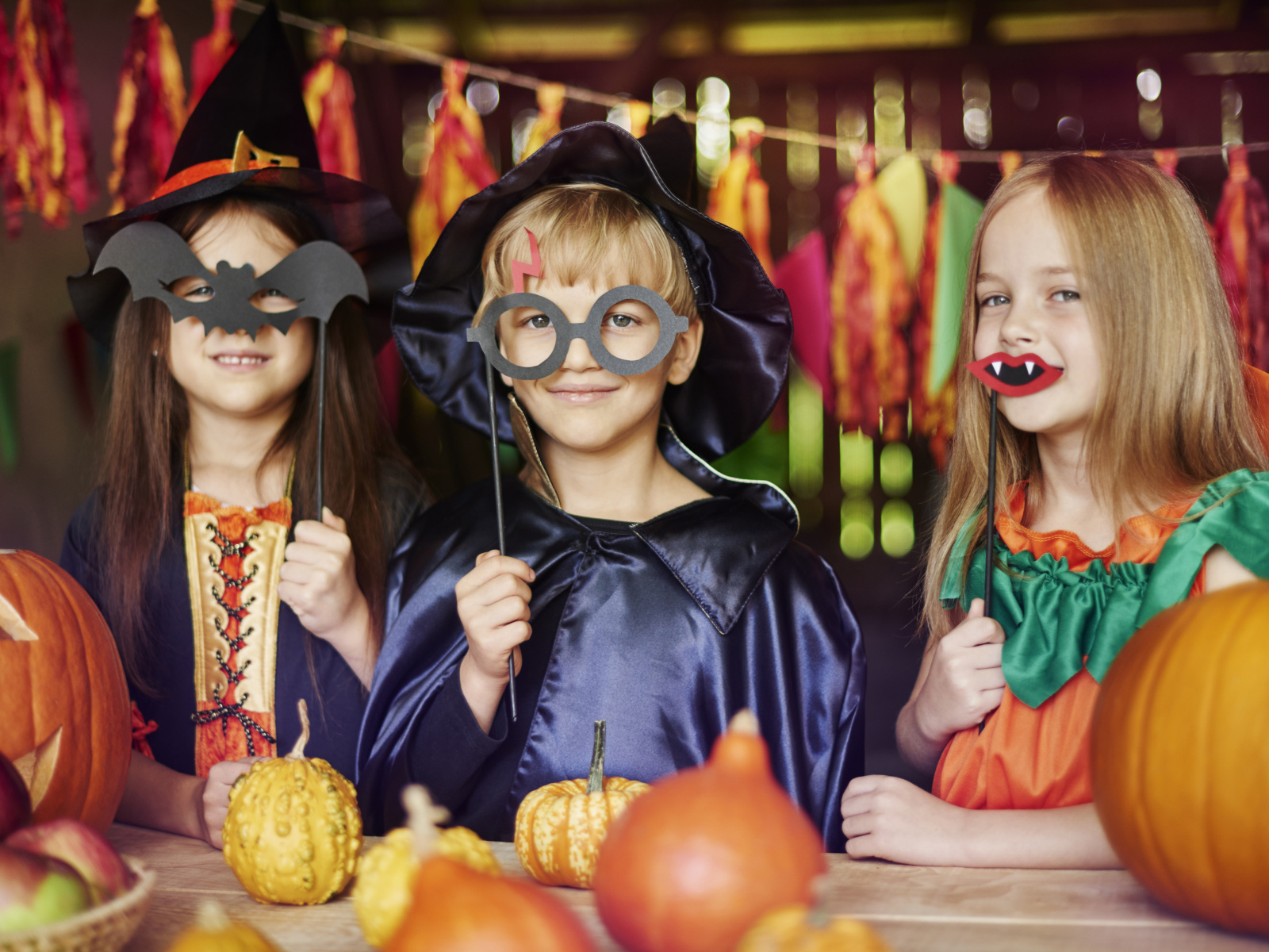 Маленькие дети в костюмах на Хэллоуин 