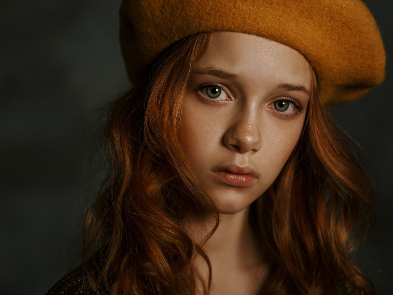 Грустная рыжеволосая зеленоглазая девочка в берете 
