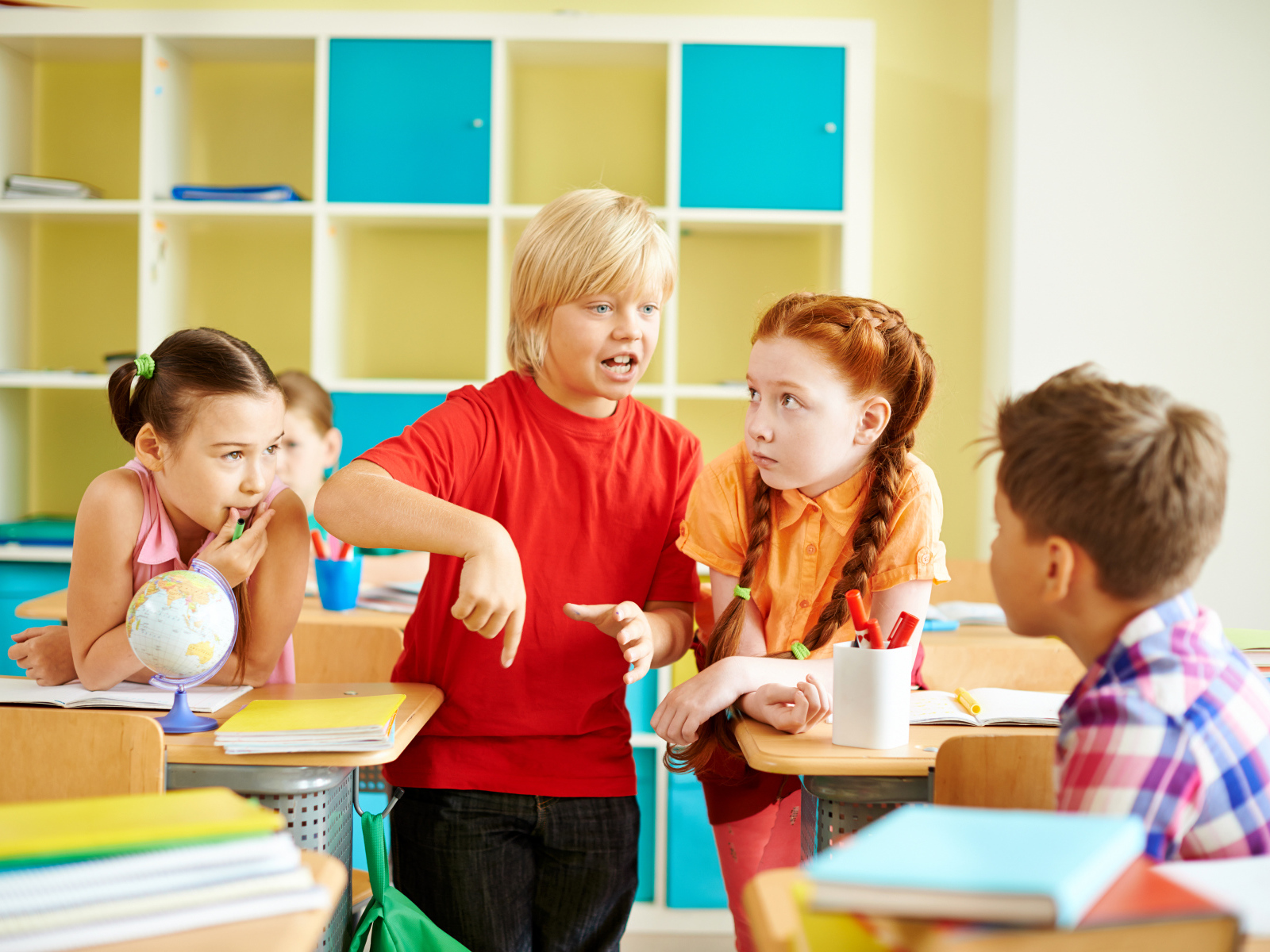 Школьники ведут беседу в классе
