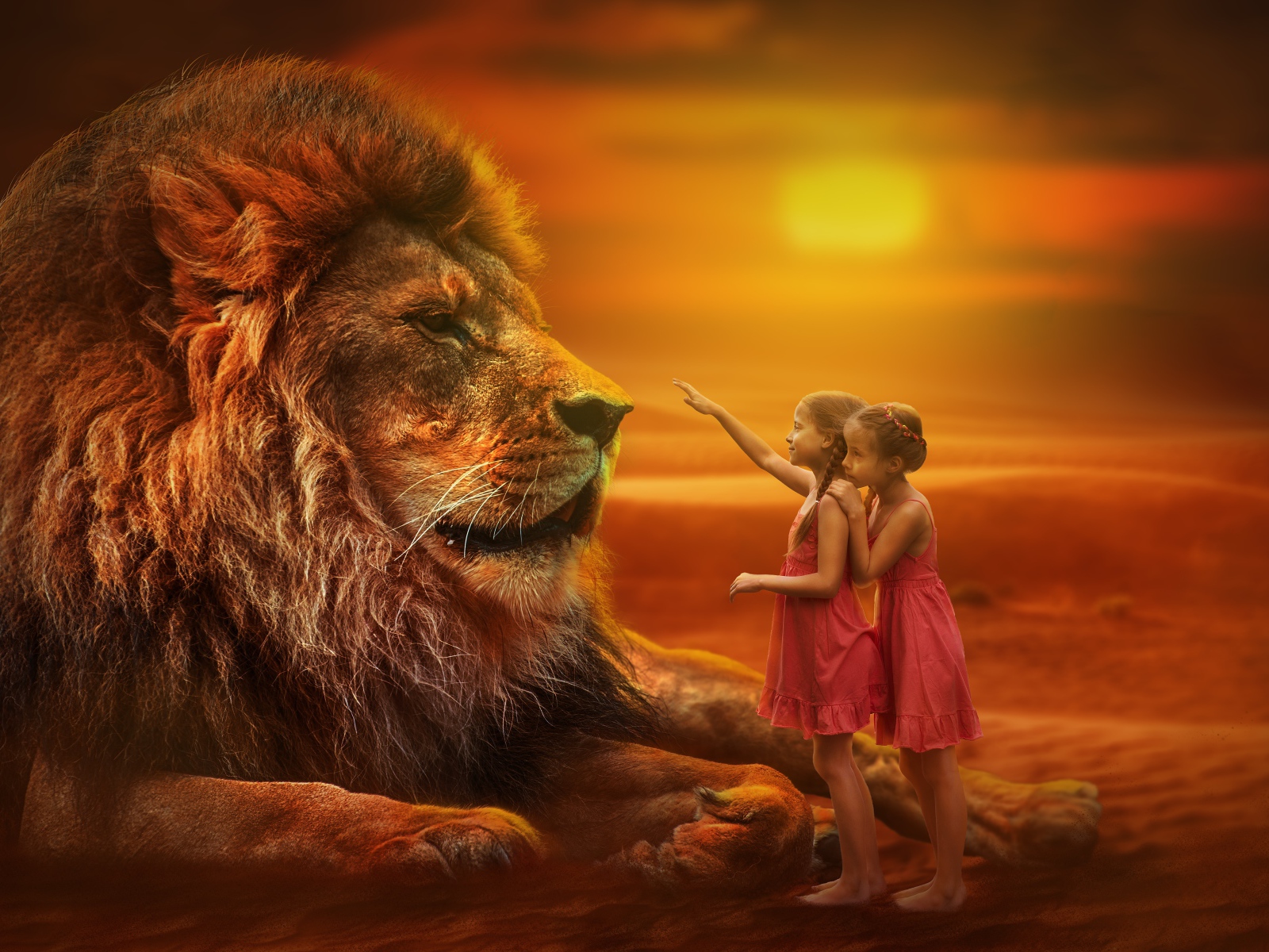 Две маленьких девочка тянут руку к большому льву