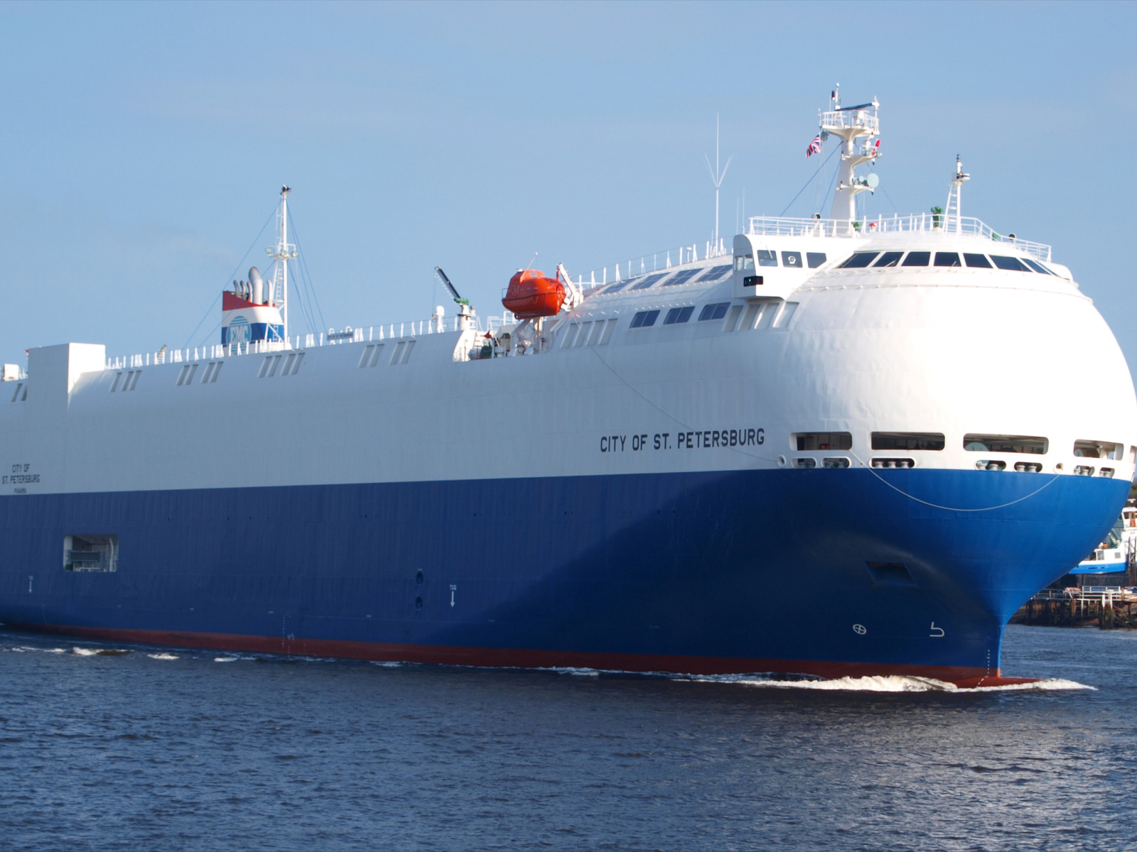 Теплоход-ролкер City of St. Petersburg  в море