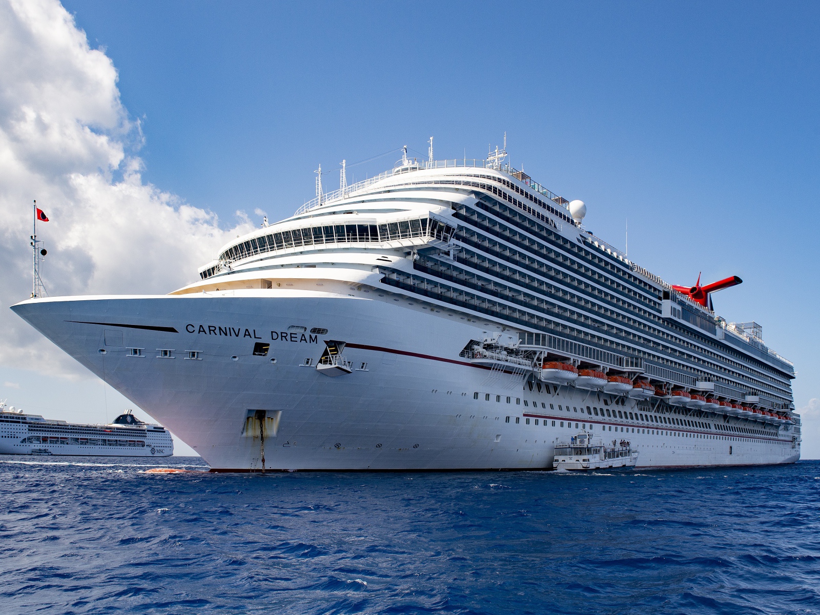 Большой круизный лайнер Carnival Dream в море