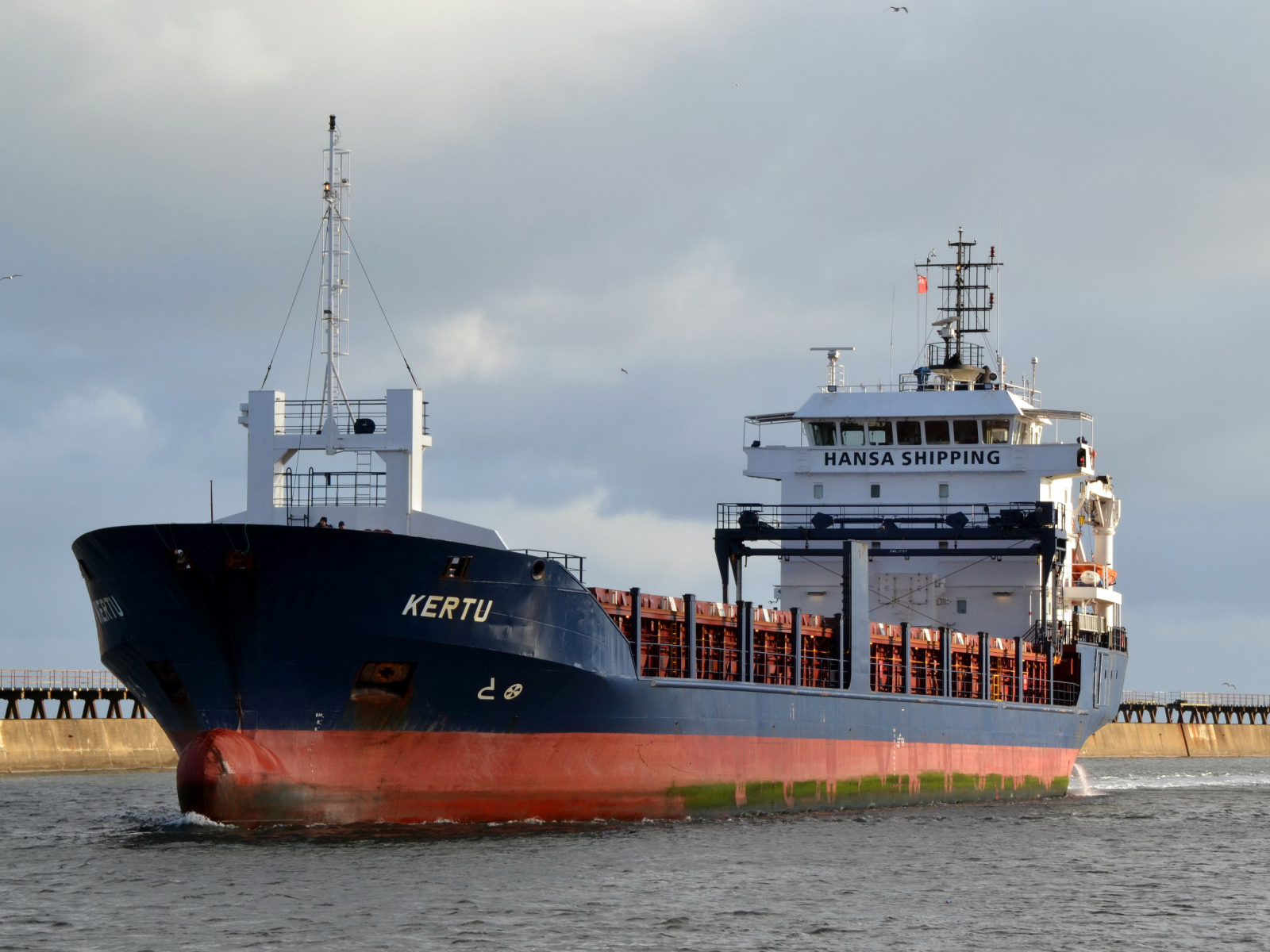 Большой контейнеровоз Kertu в плаванье
