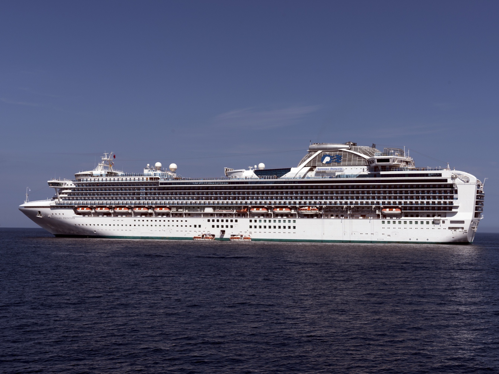 Белый круизный лайнер Sapphire Princess в море