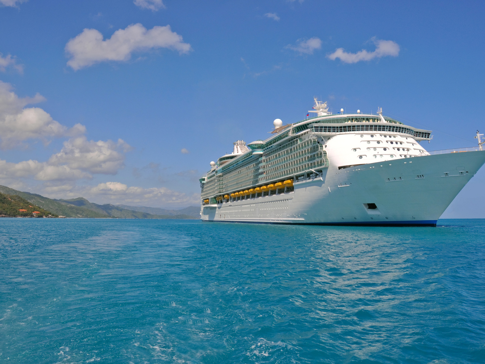 Белый круизный лайнер в голубой воде