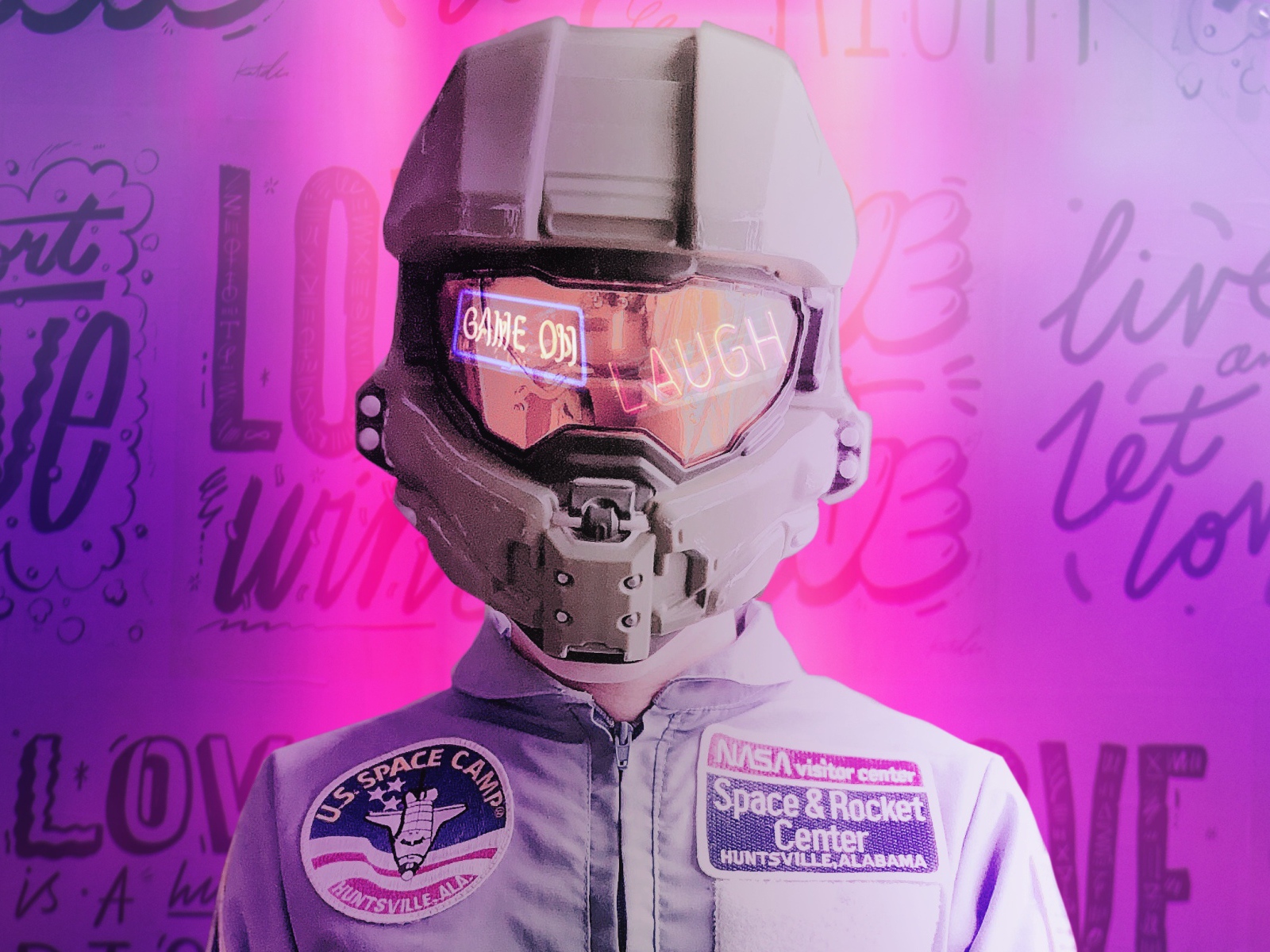 Астронавт NASA в костюме и шлеме