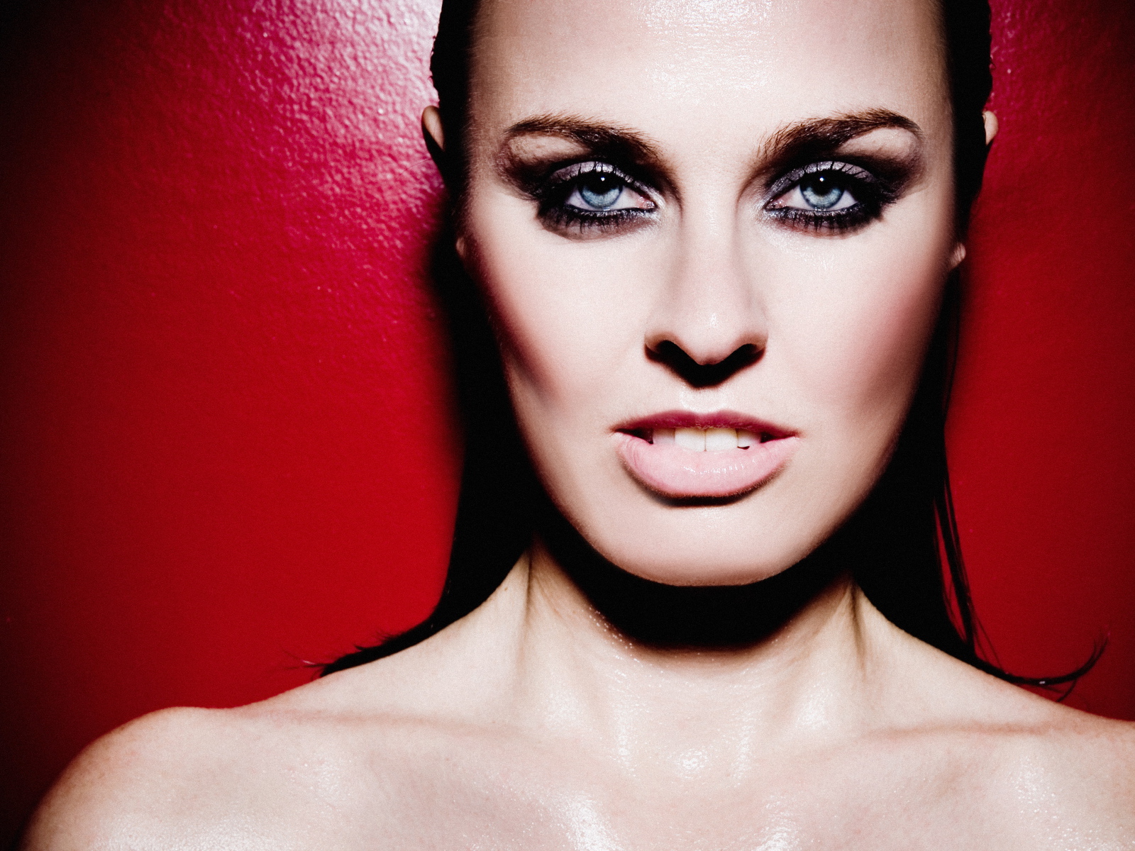 Красивая яркая девушка, теннисистка Мартина Хингис на красном фоне