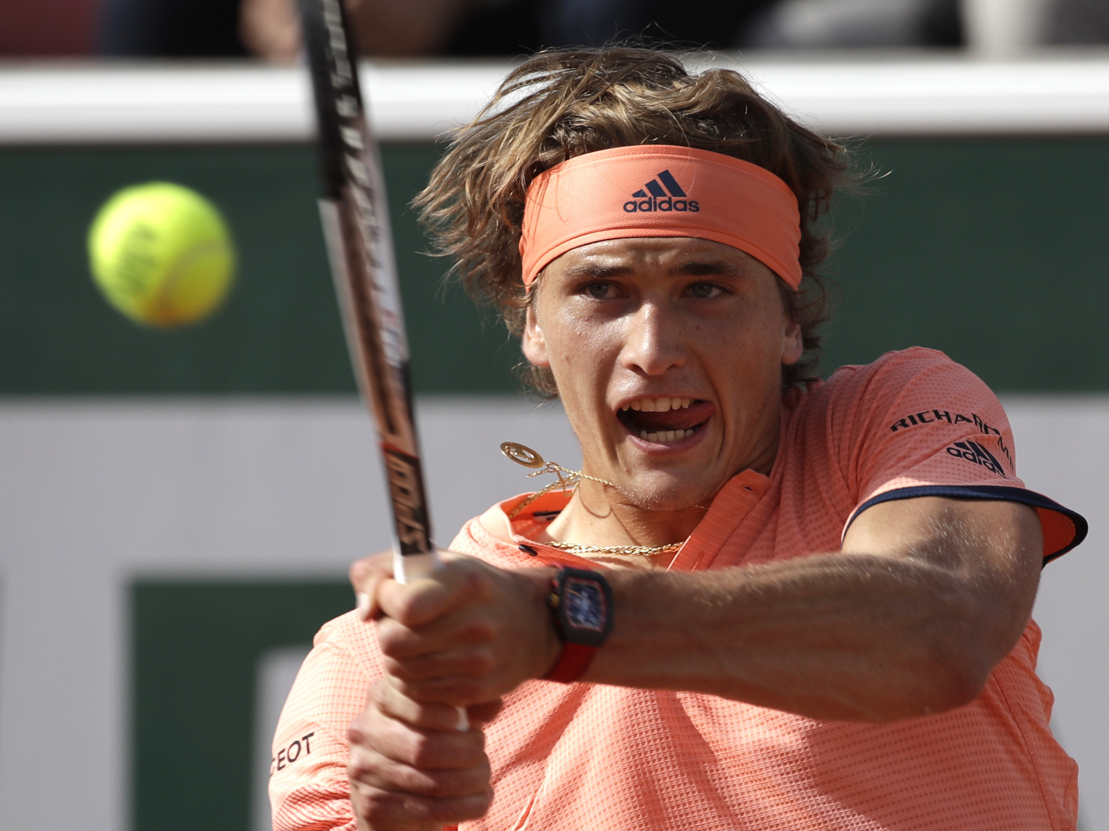 Теннисист Александр Зверев отбивает мяч ракеткой 