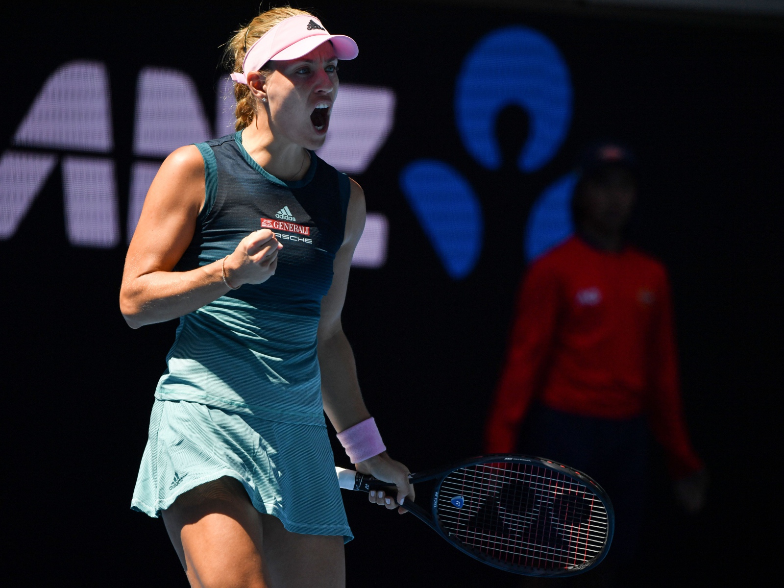 Теннисистка Анжелика Кербер с ракеткой на корте