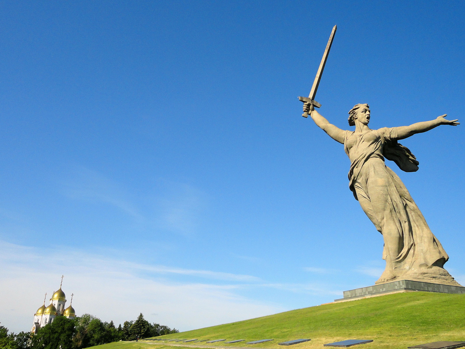 Памятник Родина мать под голубым небом, Мамаев курган, Волгоград. Россия