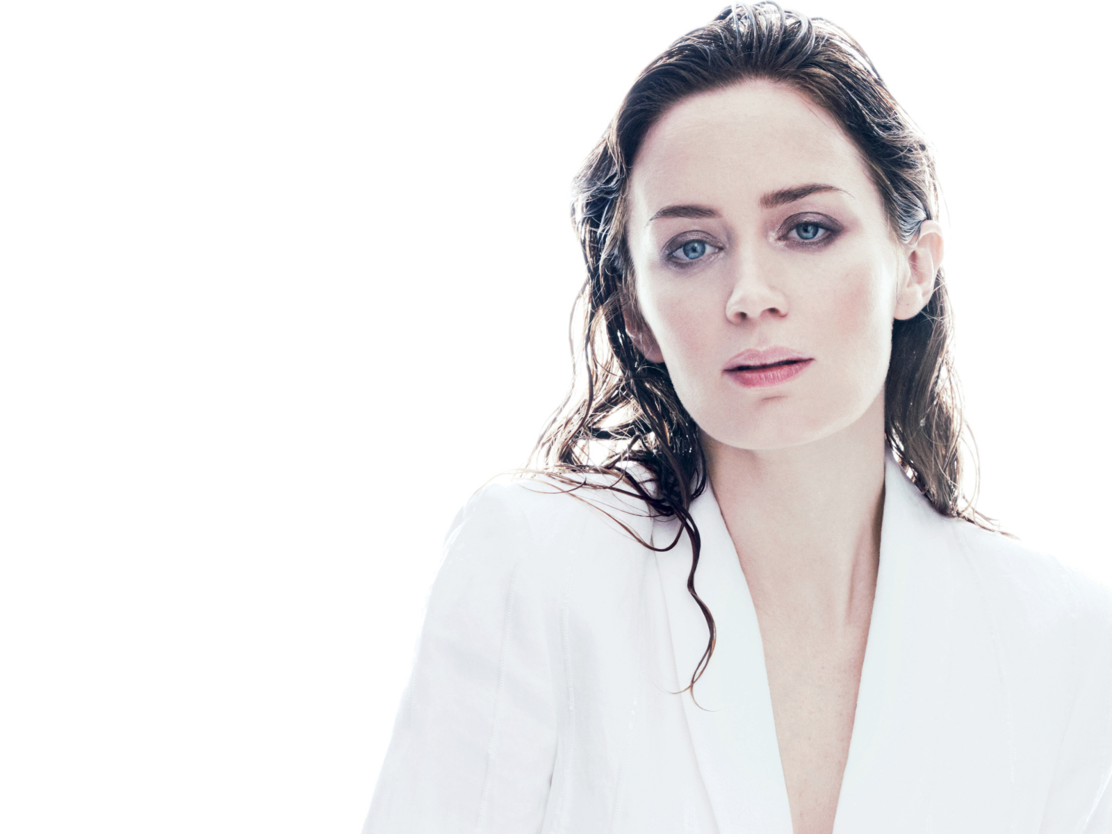 Актриса Эмили Блант с мокрыми волосами на белом фоне