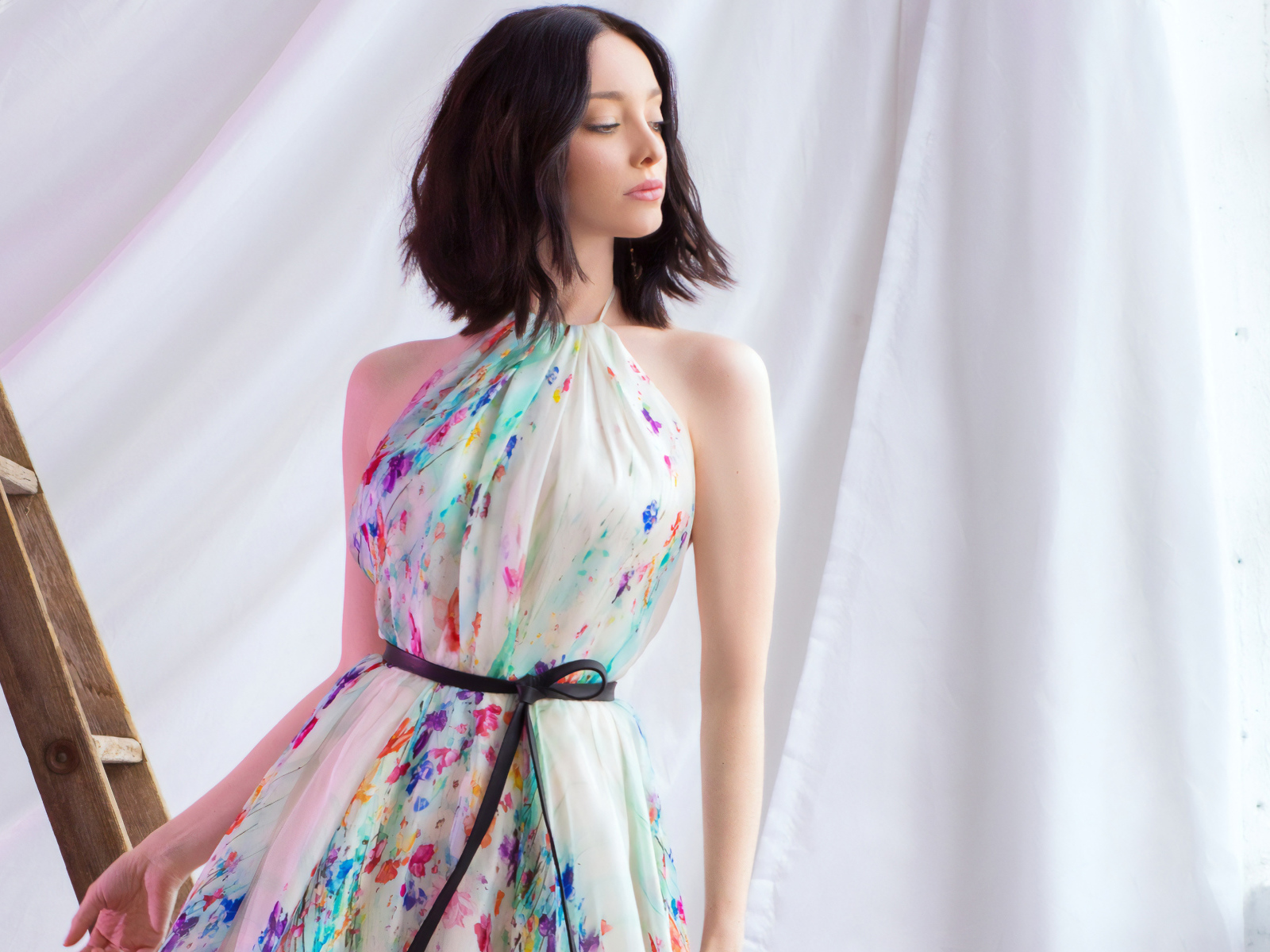 Актриса Эмма Дюмон в красивом платье у окна