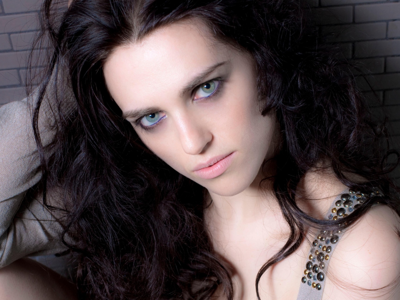 Актриса Кэти Макграт у стены крупным планом