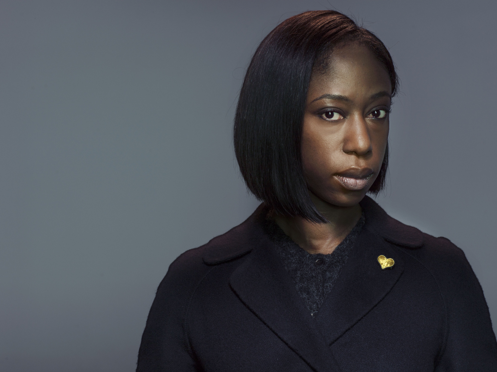 Актриса Никки Амука-Бёрд на сером фоне