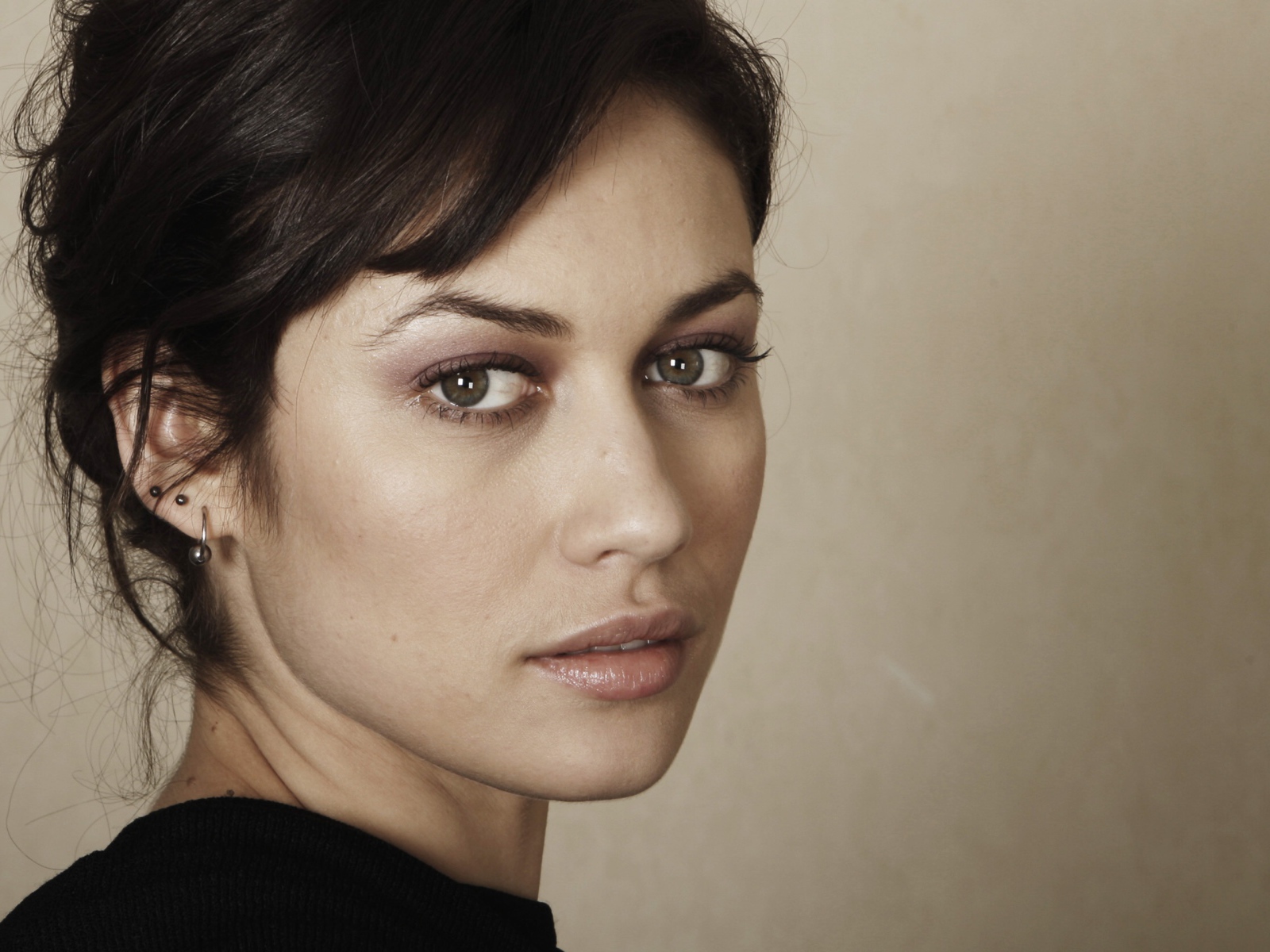 Актриса Ольга Куриленко с зелеными глазами