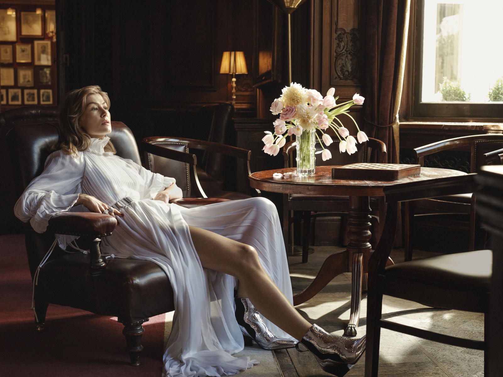 Актриса Розамунд Пайк в белом платье в кресле