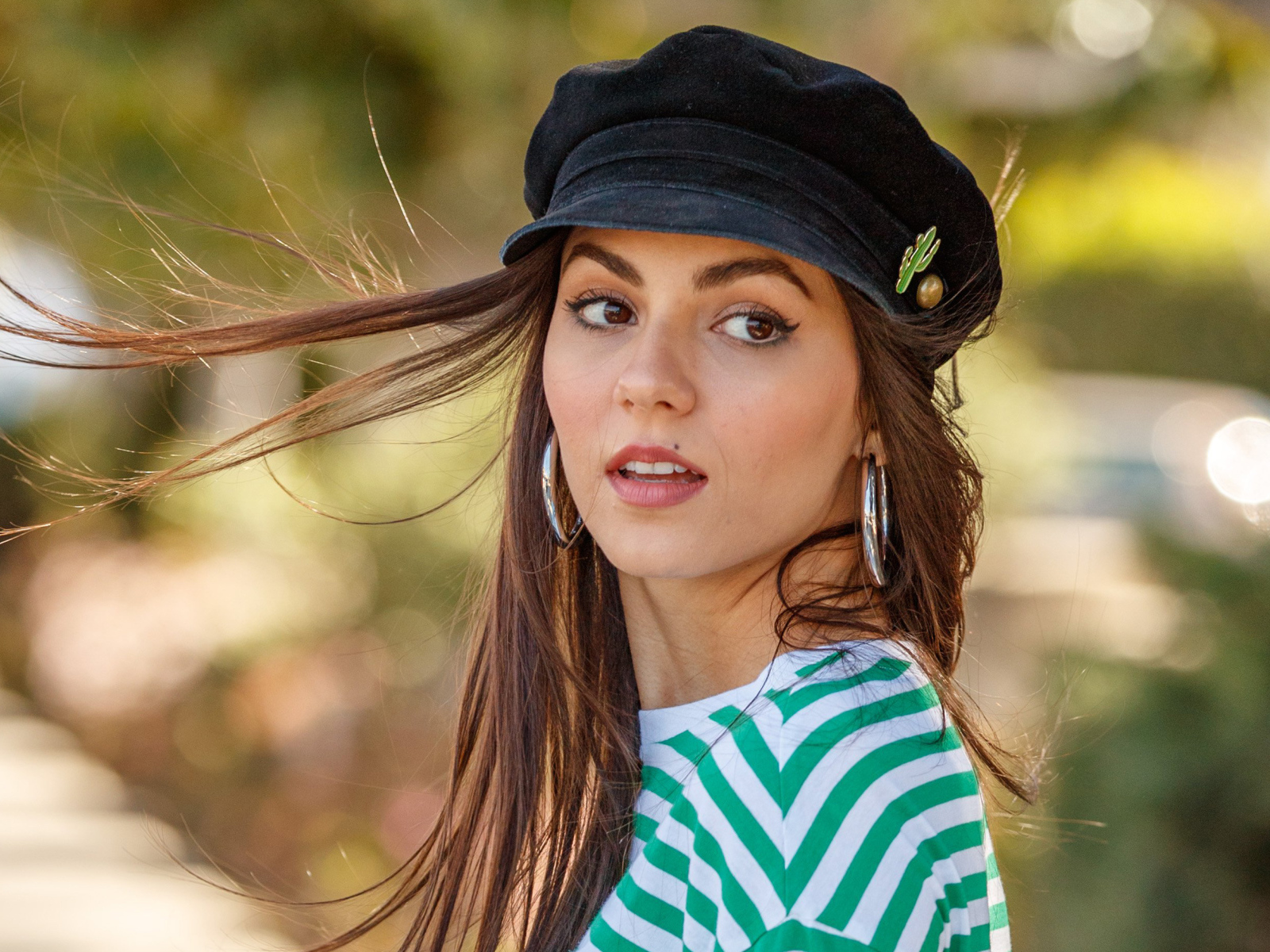 Актриса Виктория Джастис в черной кепке