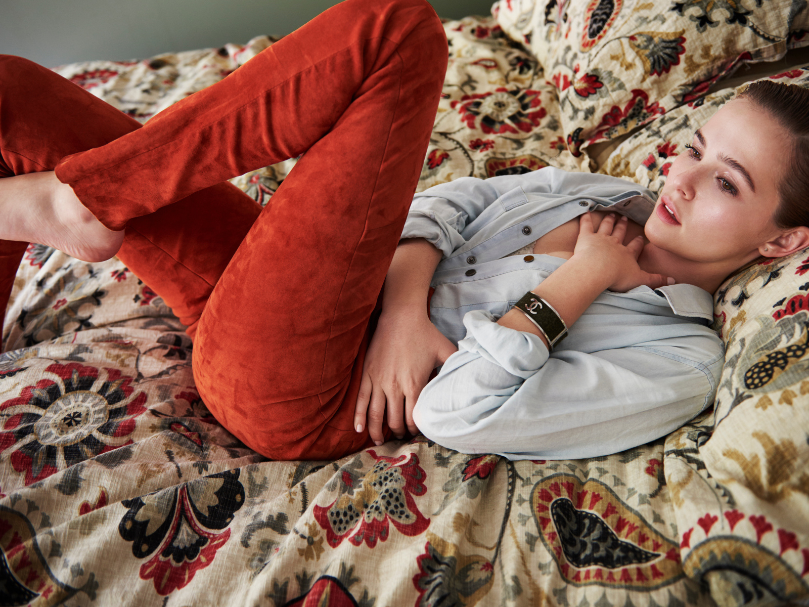 Актриса Зои Дойч лежит на кровати