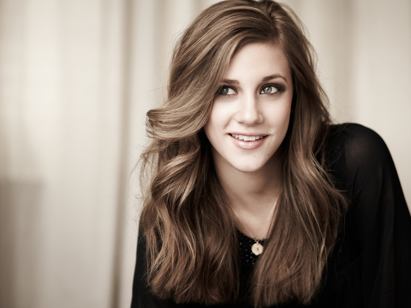 Американская актриса Лили Рейнхарт с милой улыбкой