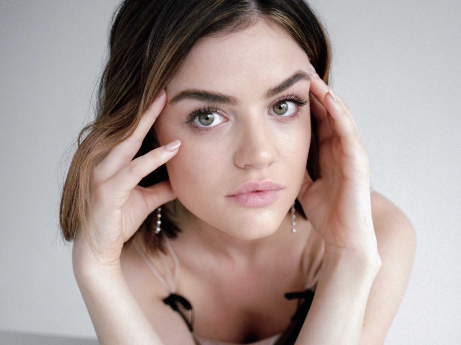 Американская актриса Люси Хейл фото на сером фоне