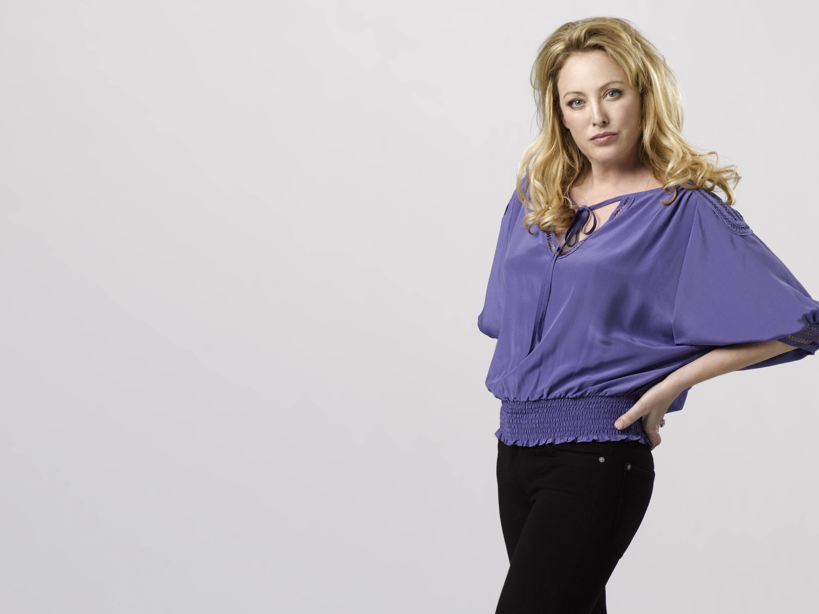 Американская актриса Вирджиния Мэдсен на сером фоне