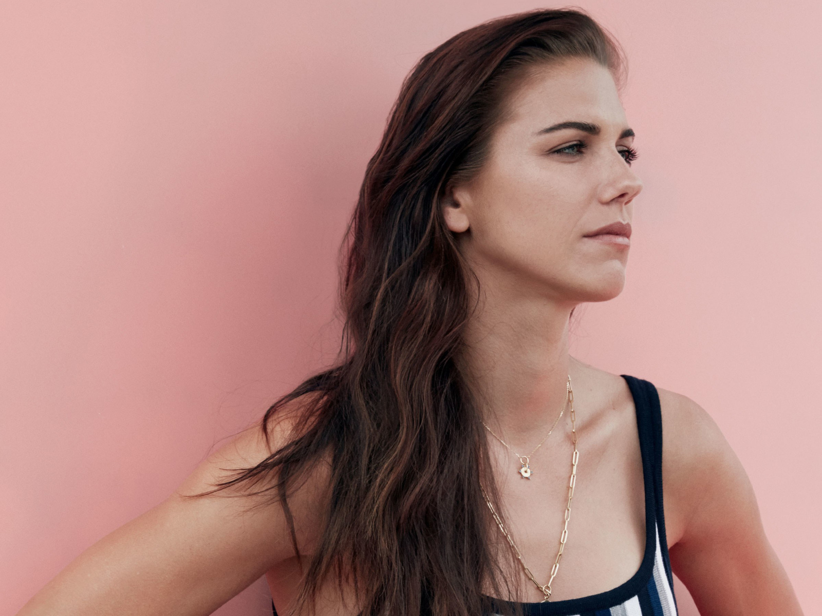 Американская футболистка Алекс Морган на розовом фоне