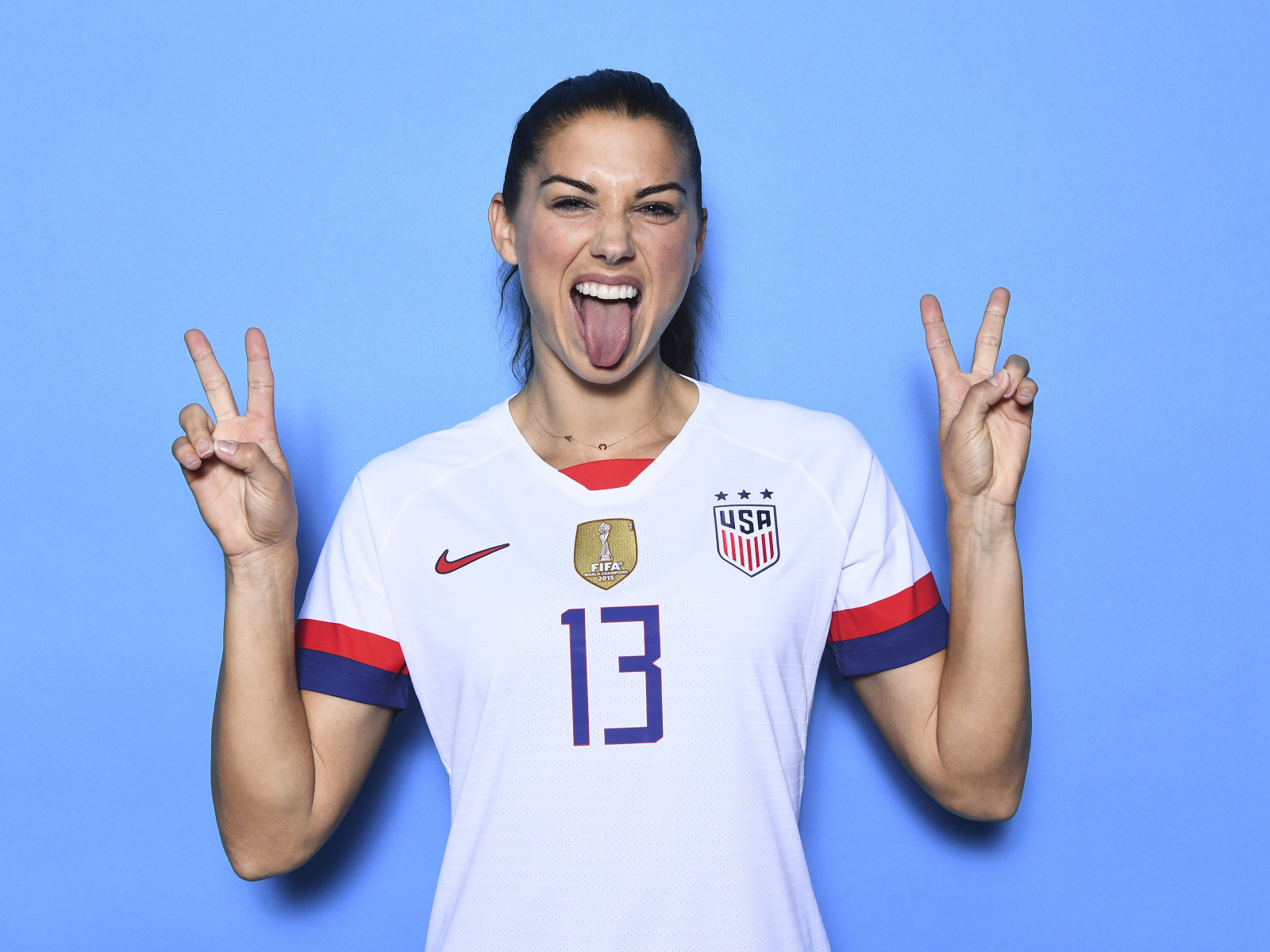 Американская футболистка Алекс Морган с высунутым языком