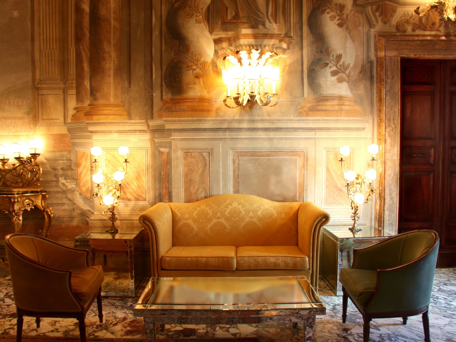 Старинный интерьер комнаты с диваном и креслами